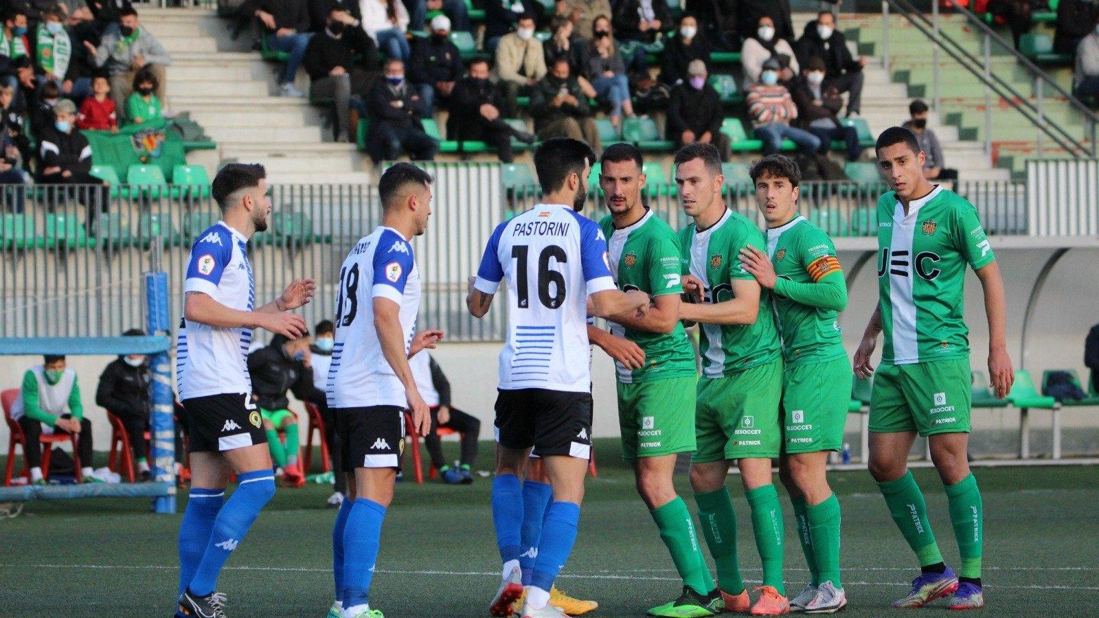 Jugadors dels dos equips esperen la treta d'un còrner