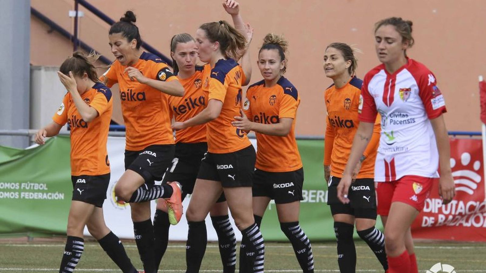 Les jugadores del València celebren el gol