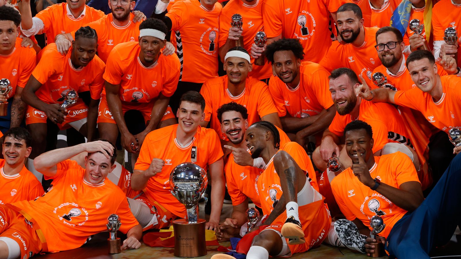 Els jugadors del València Basket després de guanyar el títol de lliga