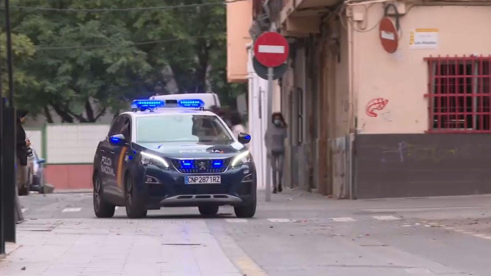 Un vehicle de la Policia Nacional patrulla els carrers del barri del Xenillet de Torrent