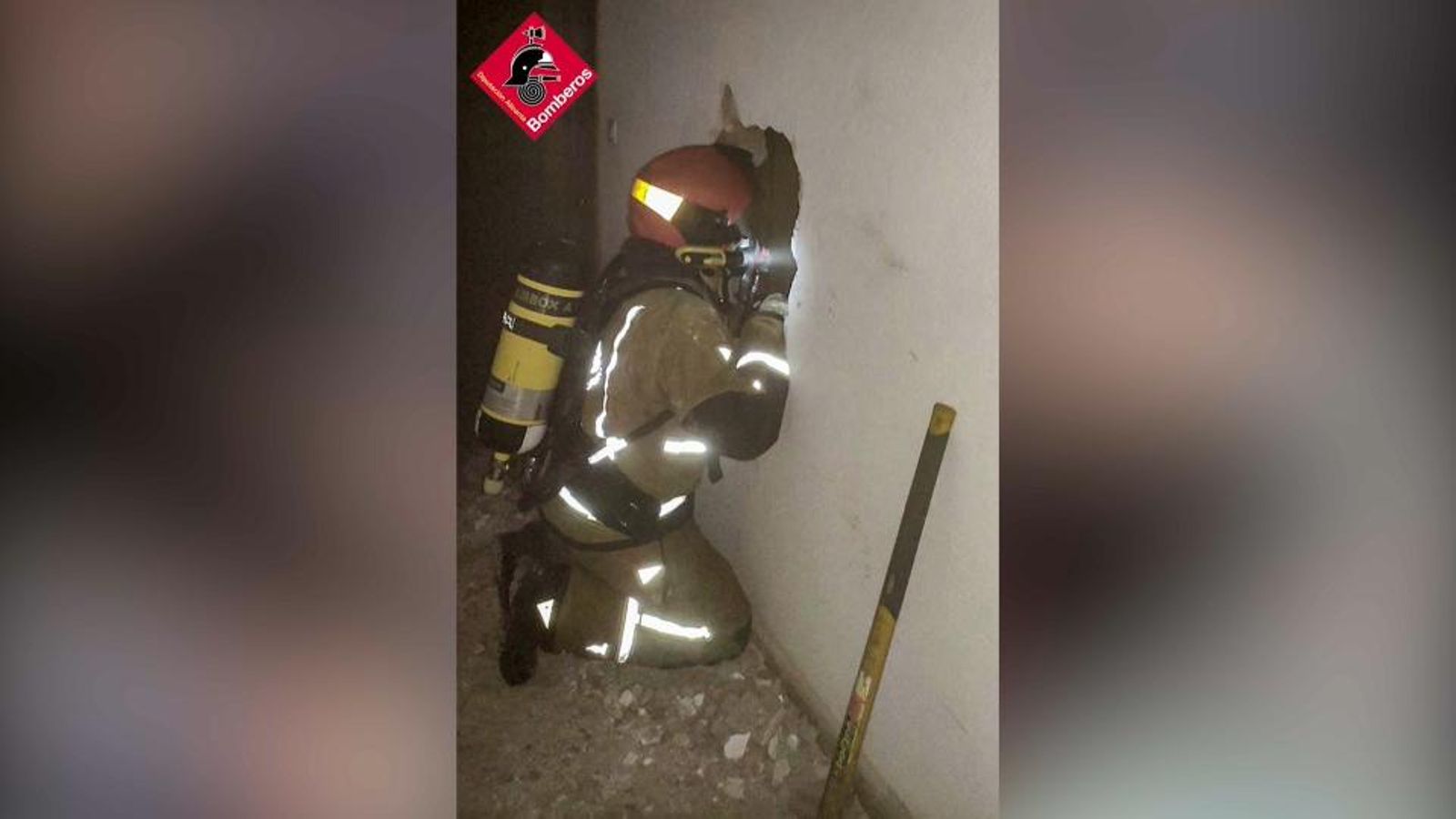Actuació dels bombers per a extingir l'incendi a Elda