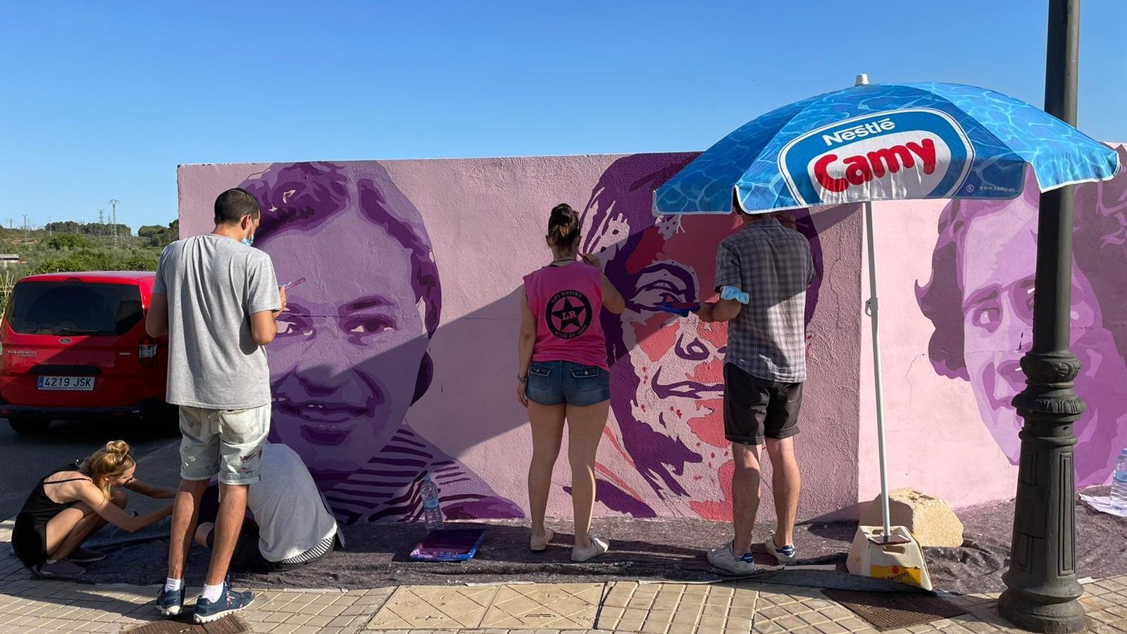 L'equip d'artistes pinta el mural a Geldo