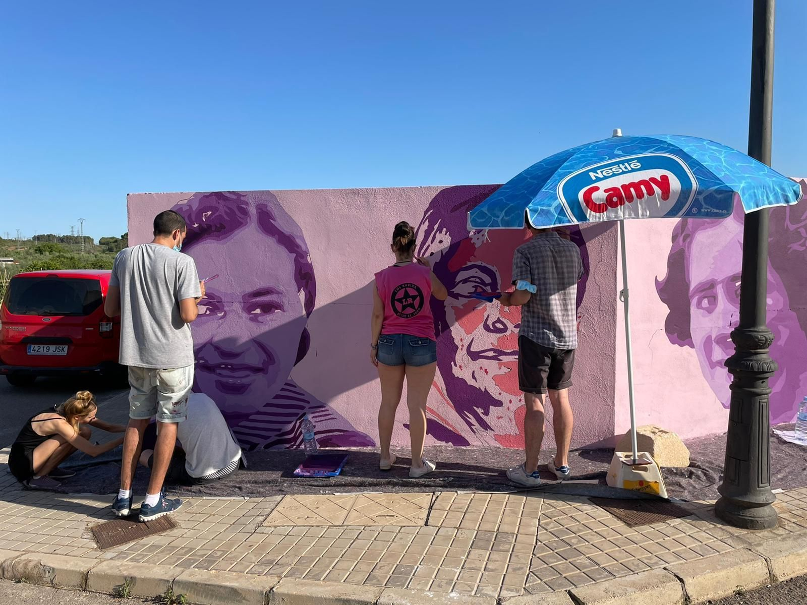 L'equip d'artistes pinta el mural a Geldo