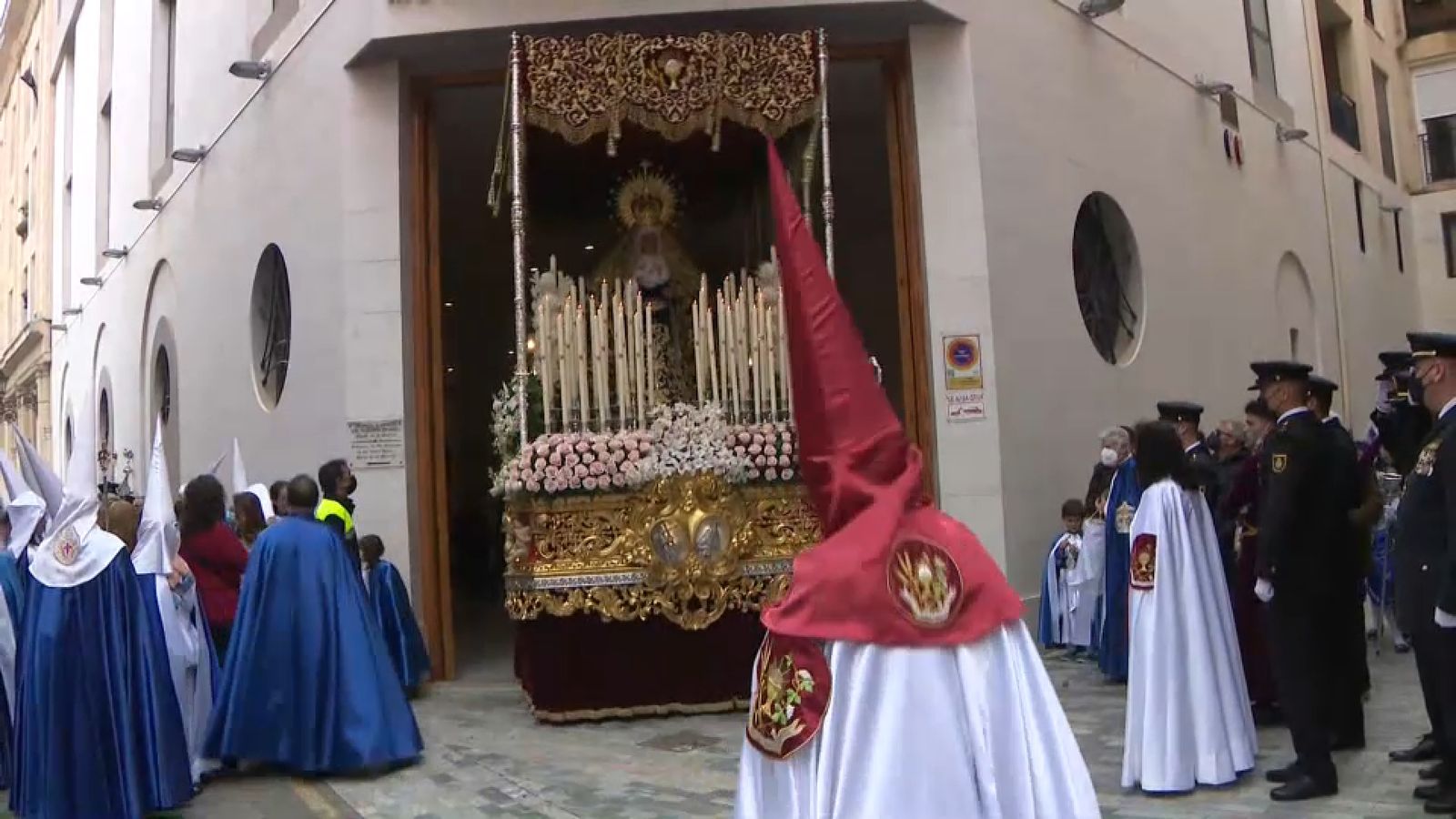 Una de les mare de deus que ha eixit en processó aquest dijous, un dia després del que estava programada