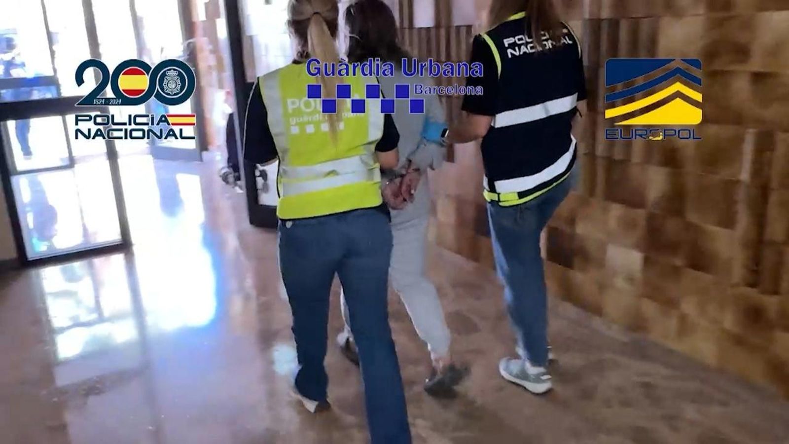 Moment de la detenció d'una de les persones implicades en la xarxa criminal