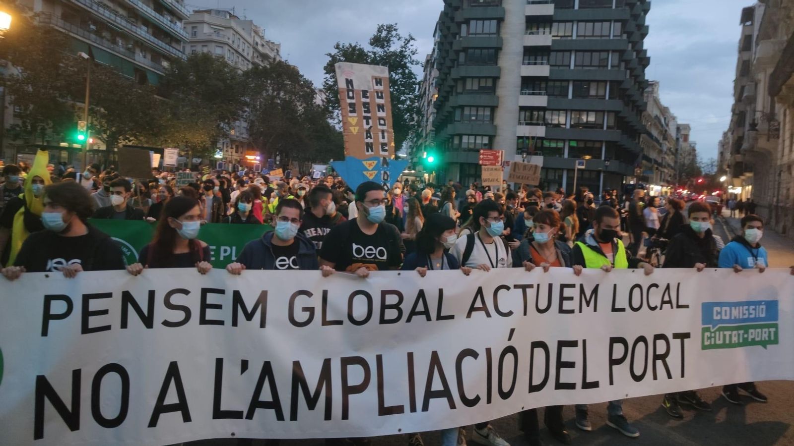 Milers de persones avancen en la capçalera de la manifestació contra l'ampliació del Port de València