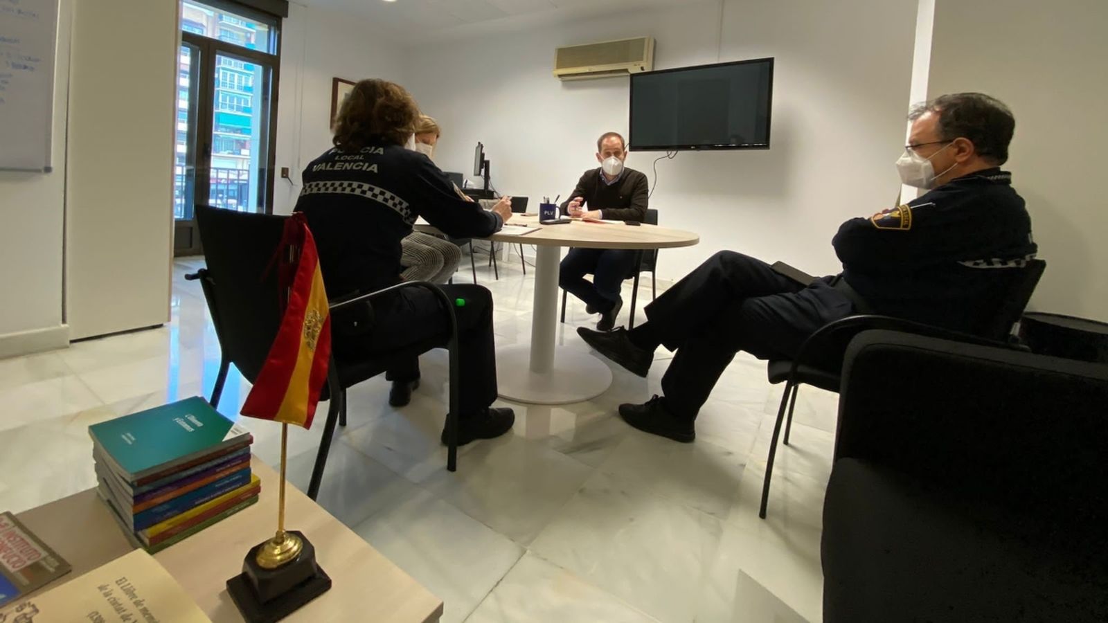 El regidor de Protecció Ciutadana, Aarón Cano, es reuneix amb agents de la Policia Local de València