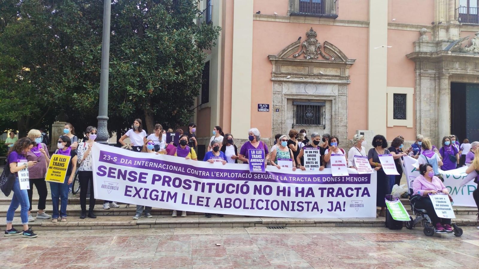 Una concentració exigeix una llei d'abolició de la prostitució Una concentració exigeix una llei d'abolició de la prostitució