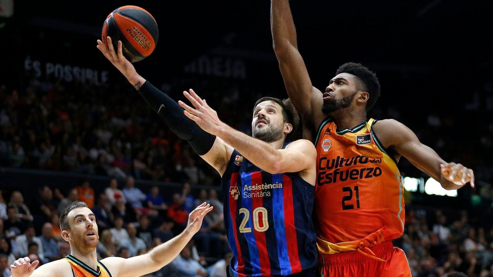 Laprovittola intenta una cistella davant Kyle Alexander Laprovittola intenta una cistella davant Kyle Alexander
