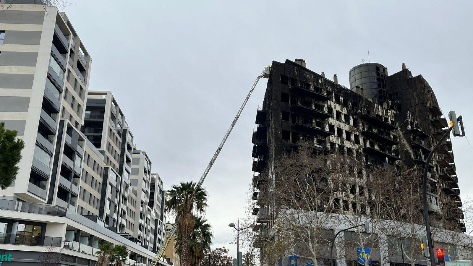 Els bombers estan retirant aquest dilluns els elements que poden caure dels edificis