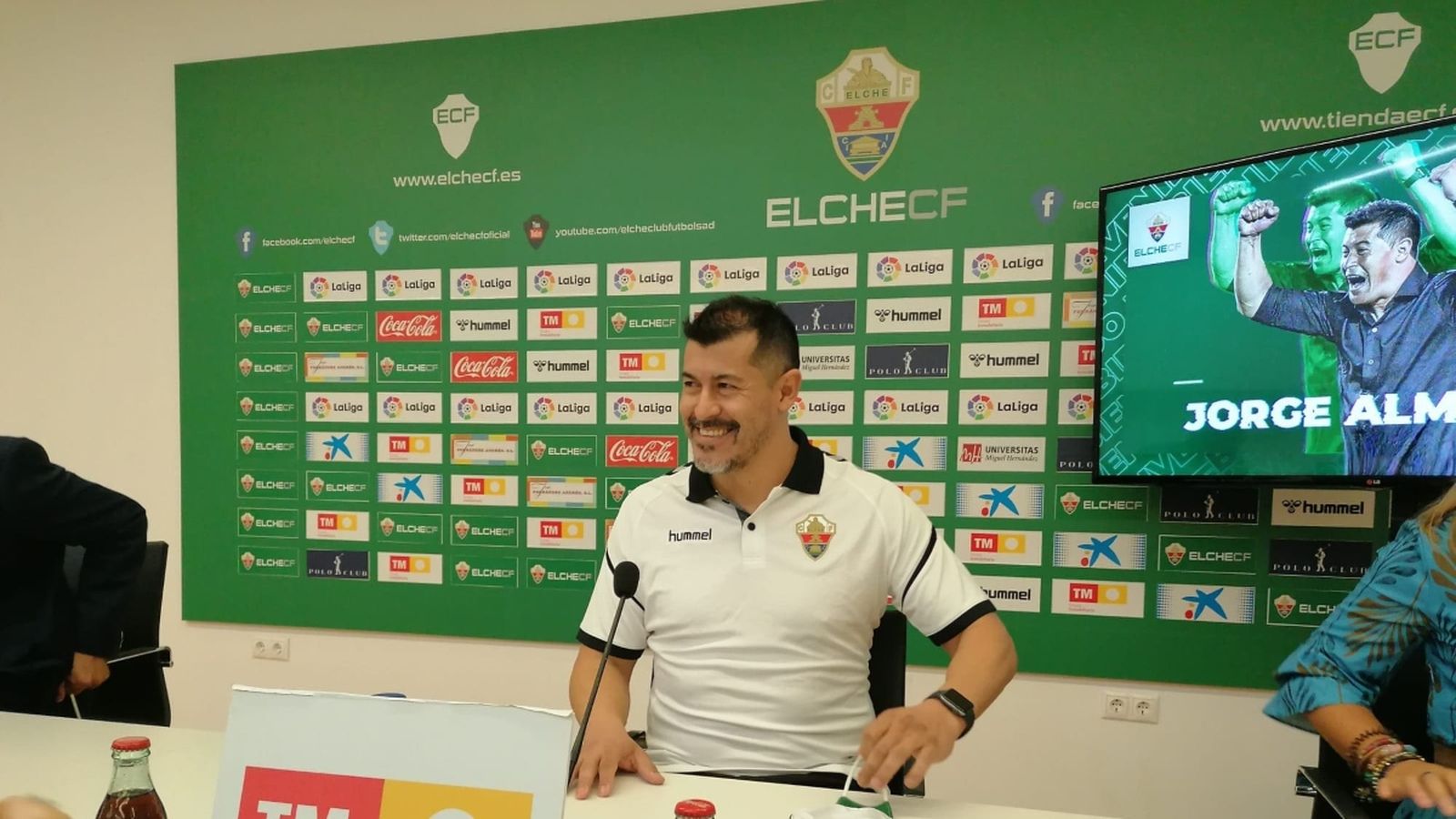 Jorge Almirón, el substitut de Pacheta, ve de la mà de Christian Bragarnik.