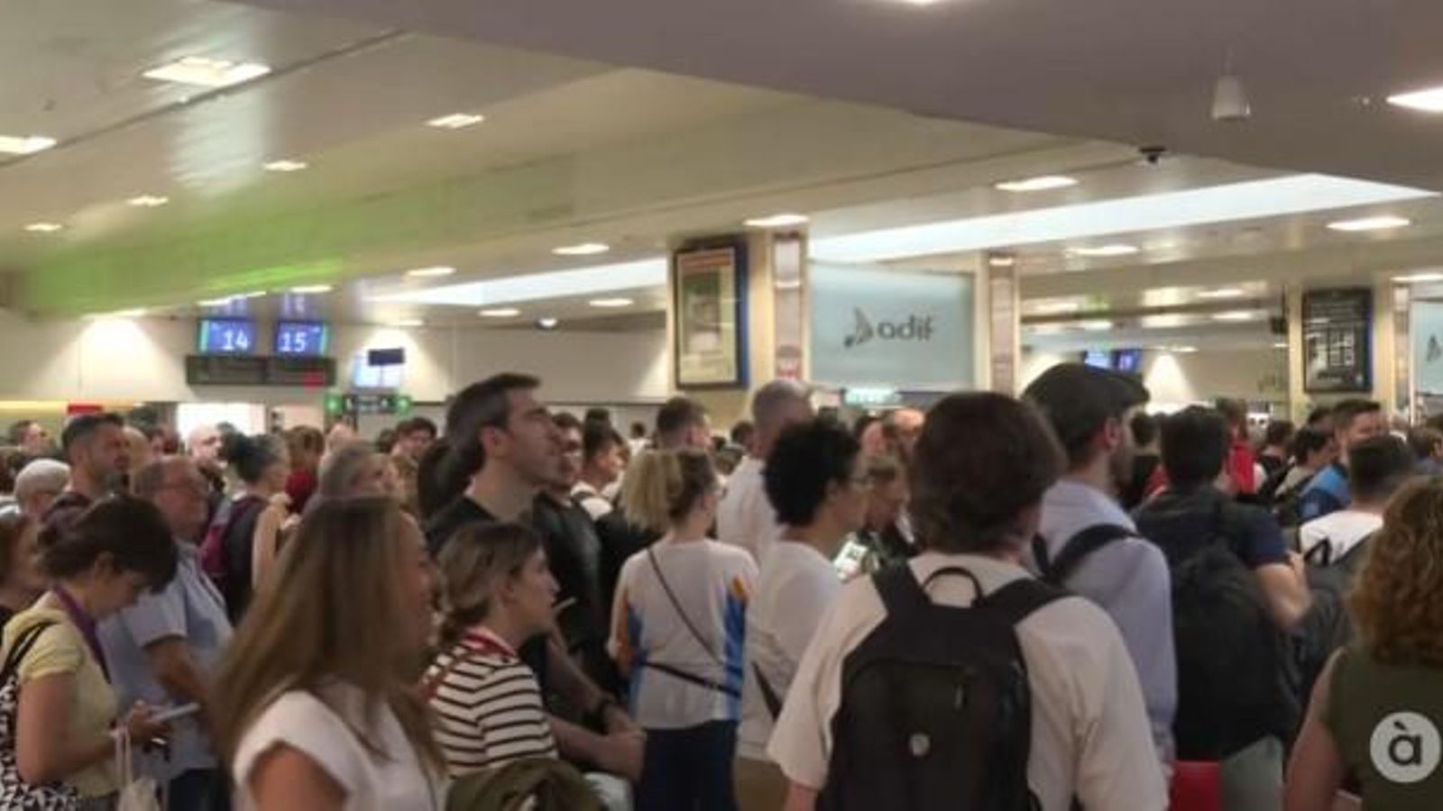 Cues en l'estació de Chamartín ocasionades per l'avaria