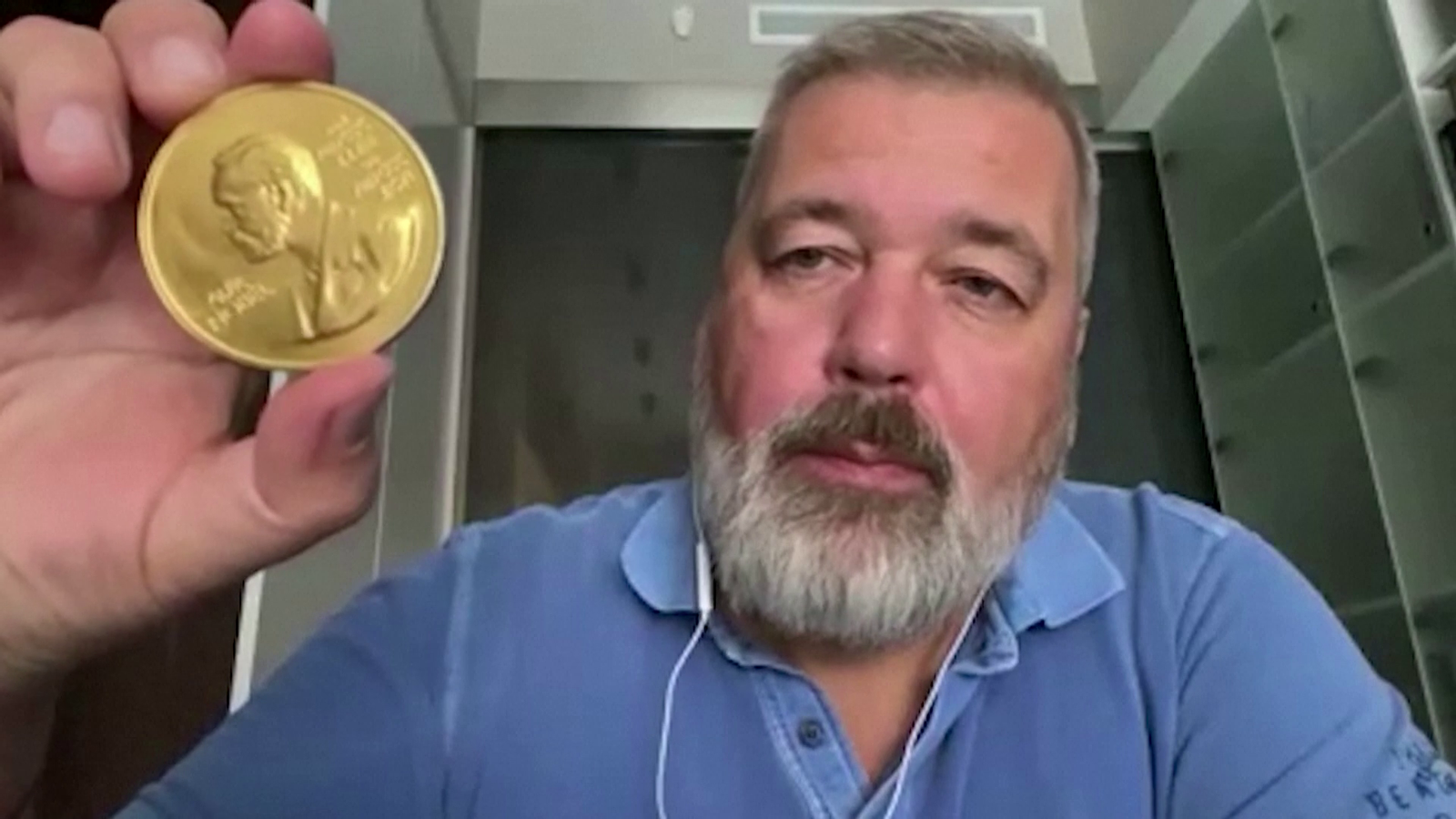 El Premi Nobel de la Pau Dmitry Muratov mostra la medalla per a la subhasta