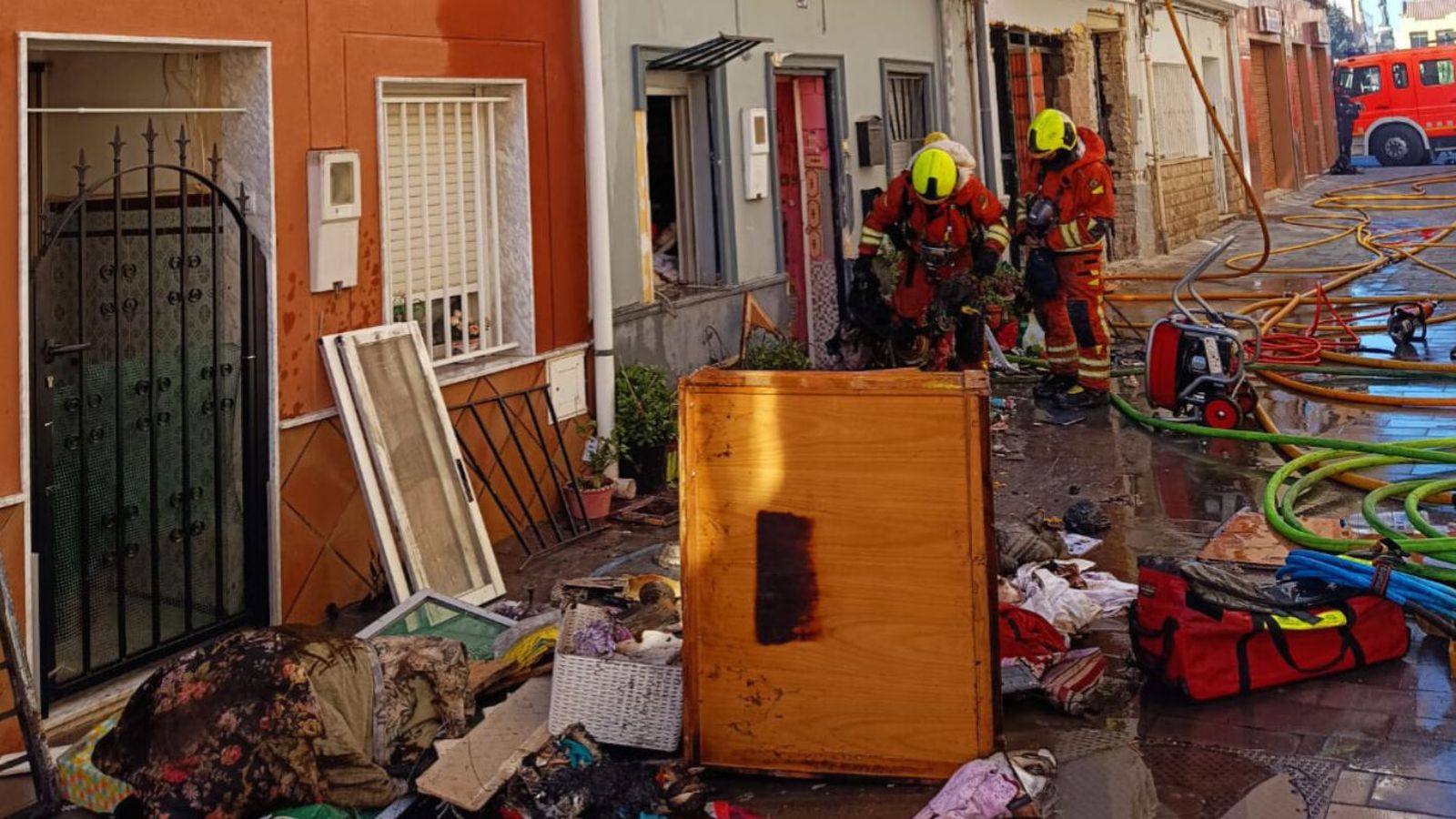 En les tasques d’extinció del foc han treballat dotacions dels parcs de Sagunt, la Pobla de Farnals i Montcada