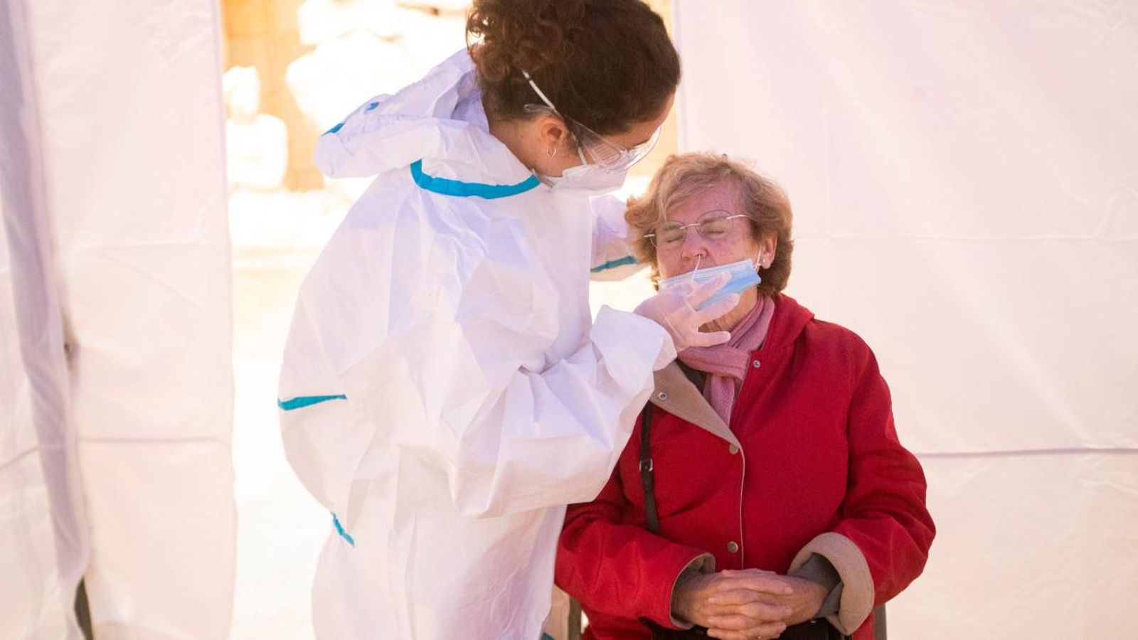 Una dona es realitza una PCR en un dels punts habilitats a Barcelona per a realitzar test ràpids d'antígens