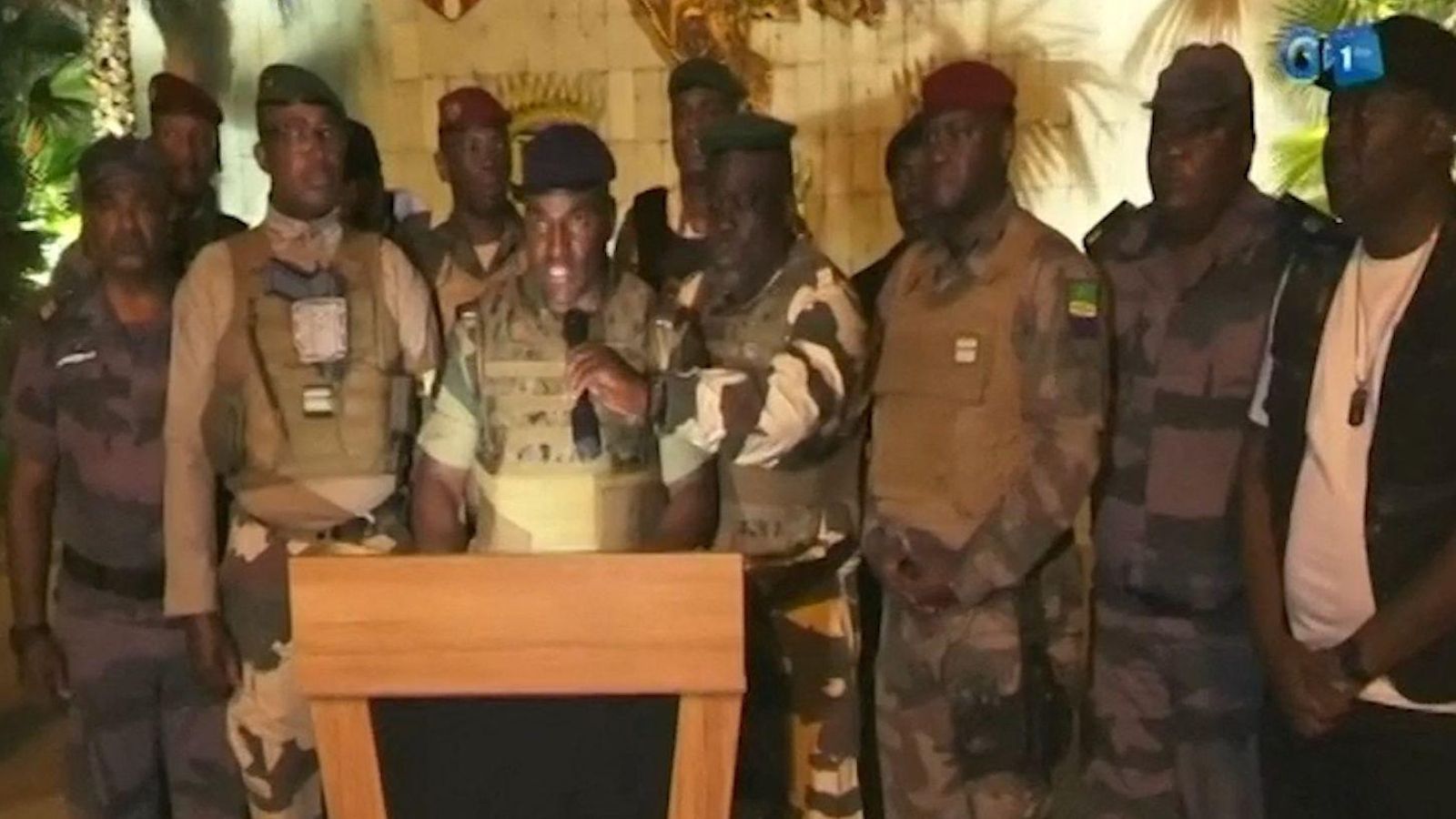 Els militars gaboneses apareixen en televisió mentre anuncien que han pres el poder després de la reelecció del president Ali Bongo Ondimba