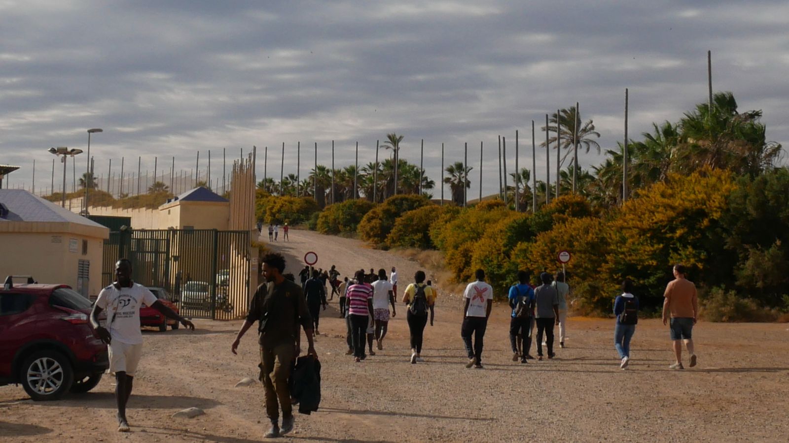 Alguns dels migrants que han aconseguit accedir a Espanya es dirigeixen cap al Çentre d'estada temporal de Melilla