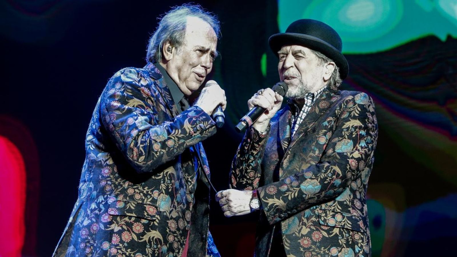 Serrat i Sabina durant la seua actuació en el WiZink Center de Madrid el 20 de gener