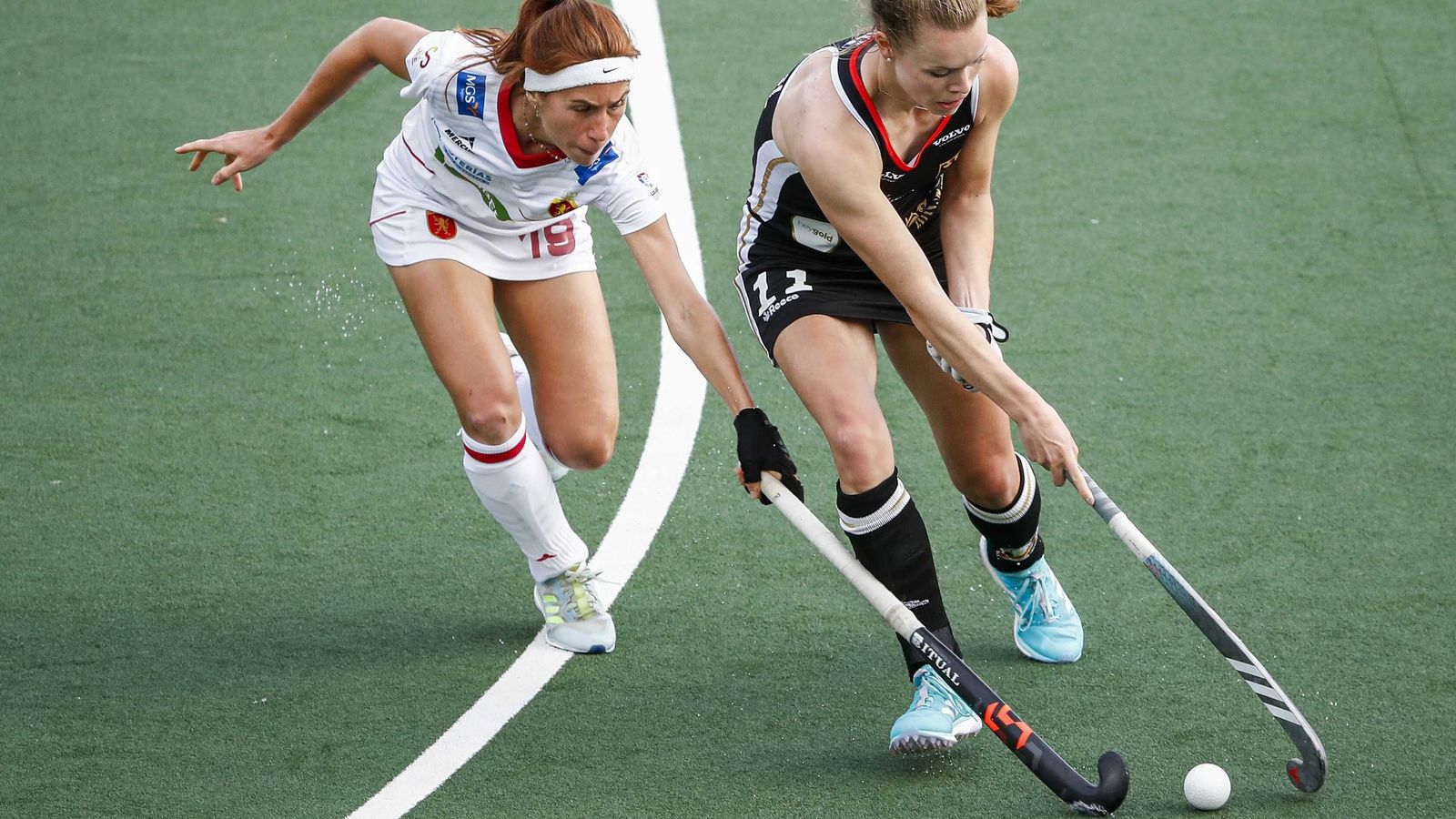 Begoña García (Espanya) i Lena Micheel (Alemanya) lluiten per una pilota