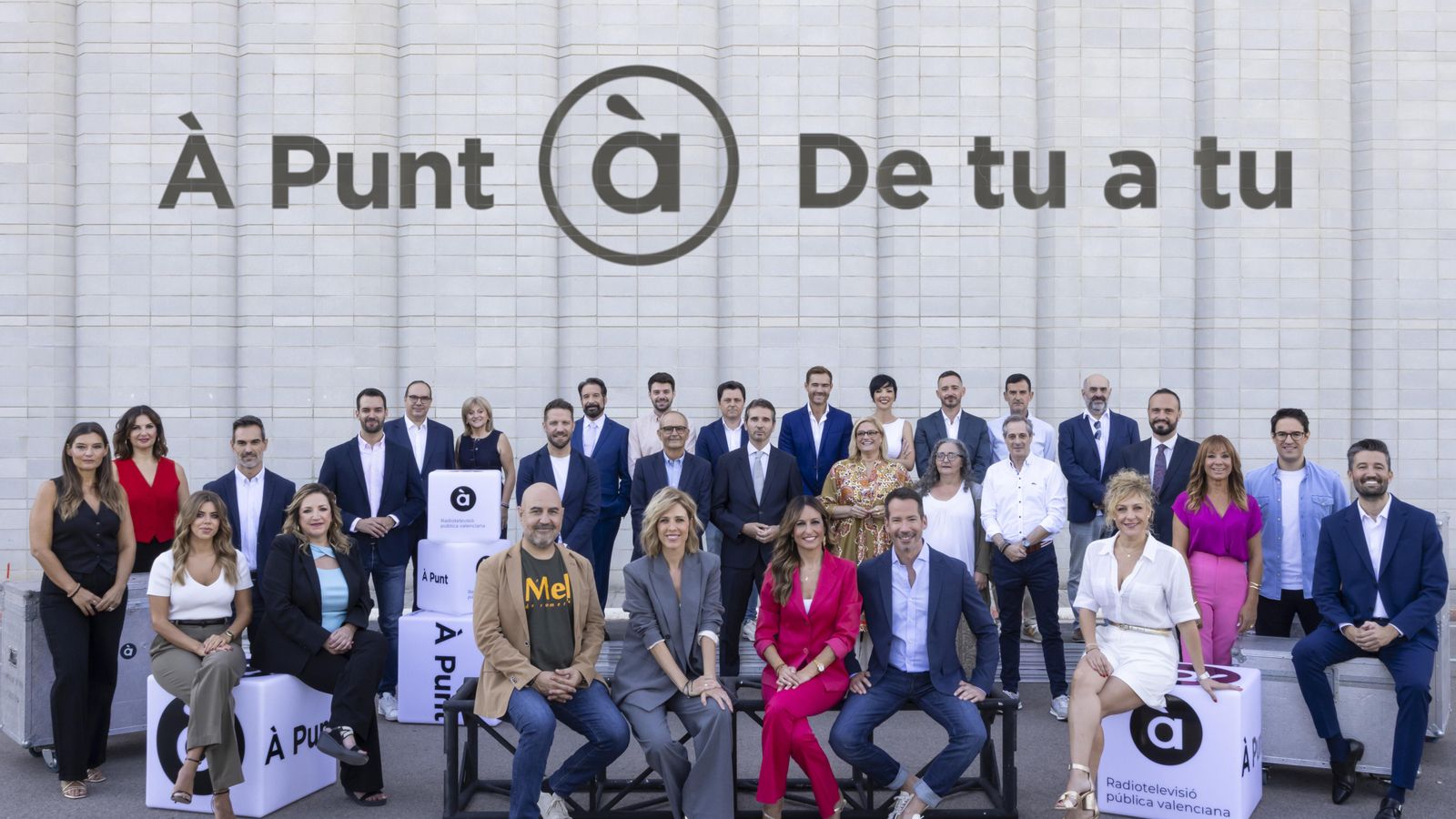 Foto de família de les presentadores i presentadors de la nova programació  d'À Punt