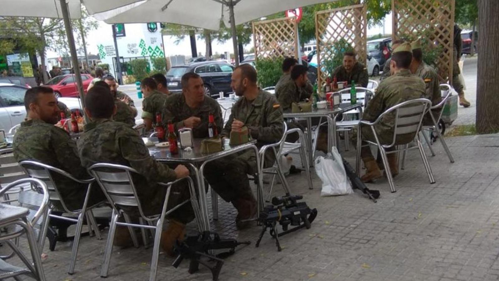 Defensa investigarà uns militars que van beure cerveses amb les armes al costat