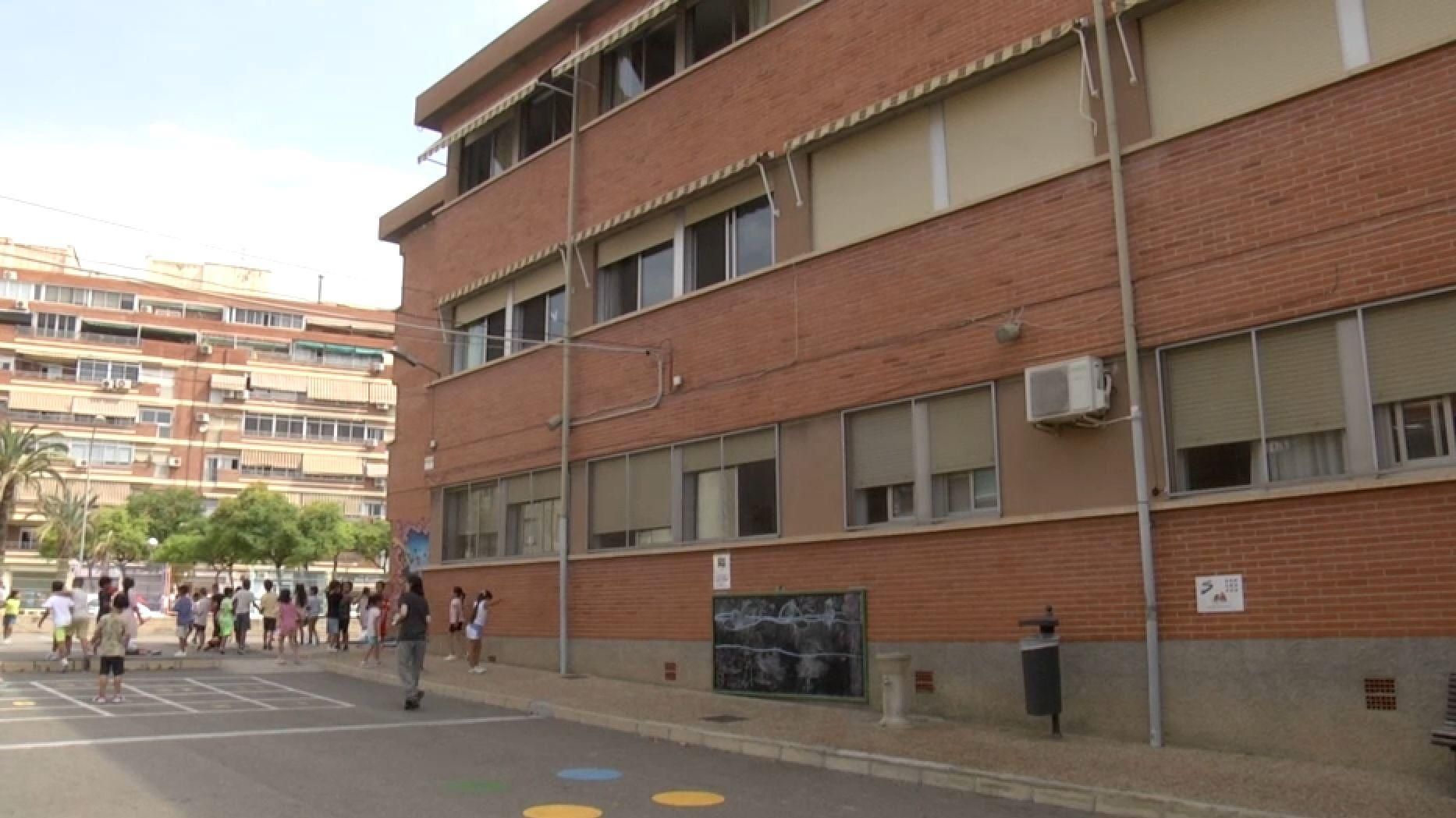 Imatge d'arxiu del pati d'un centre educatiu que té una part d'ombra: la de l'edifici del centre Imatge d'arxiu del pati d'un centre educatiu, que té una part d'ombra, la projectada pel mateix edifici del centre