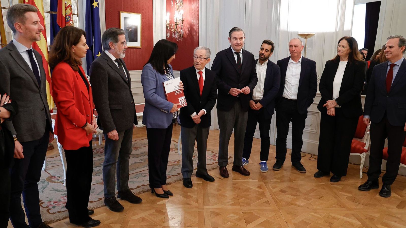 El Síndic de Greuges, Ángel Luna, al centre, lliura a la presidenta de les Corts l'informe de 2025 en la institució