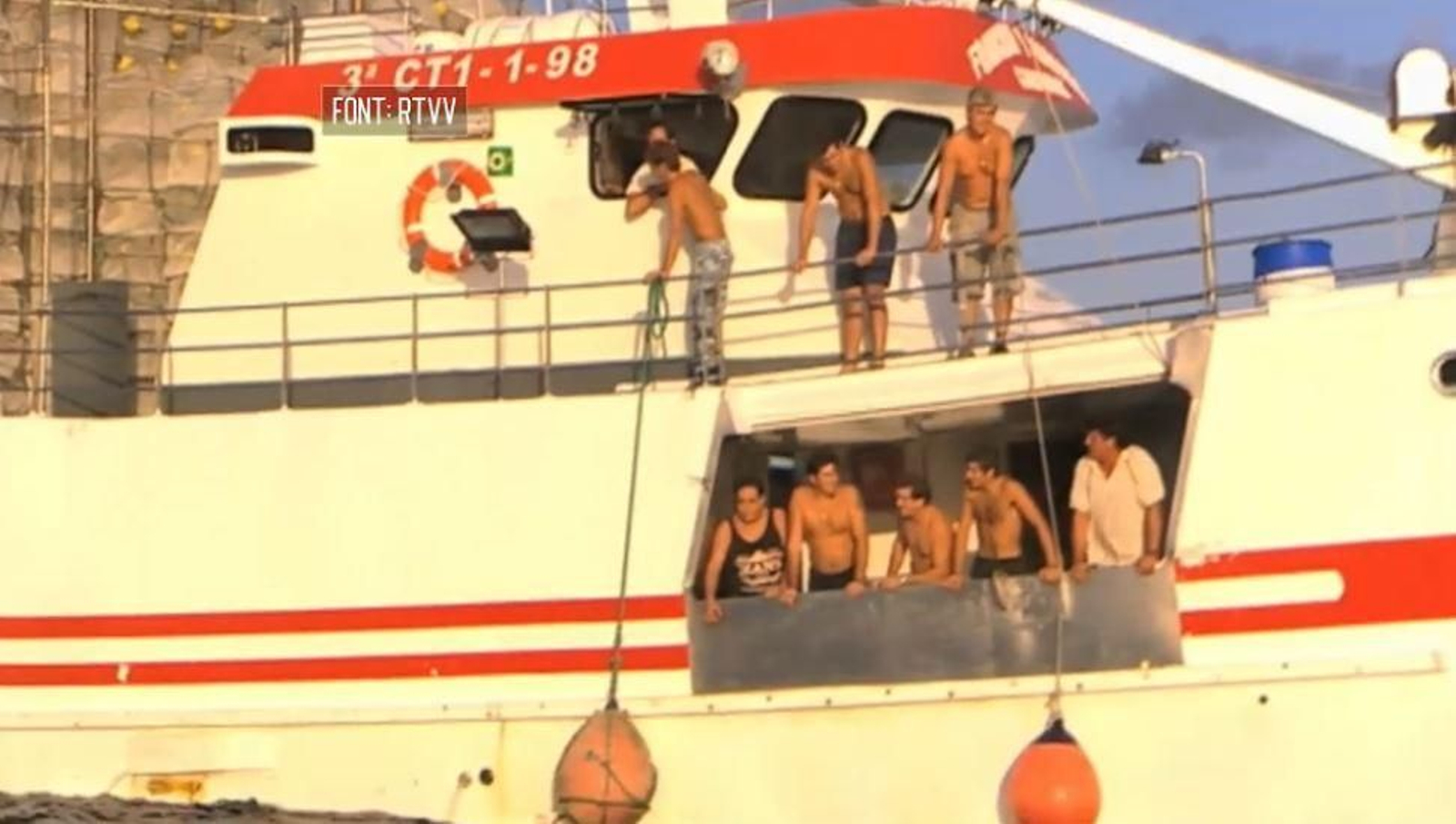 Els nou membres de la tripulació amb el patró