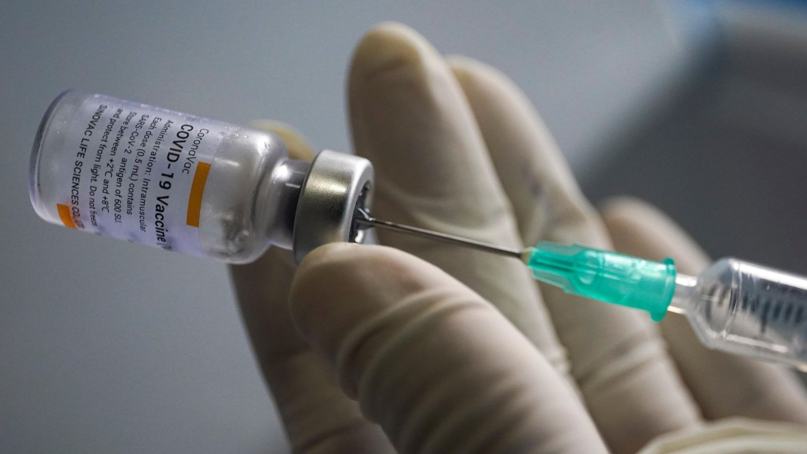 Un sanitari extrau una dosi de la vacuna contra el coronavirus