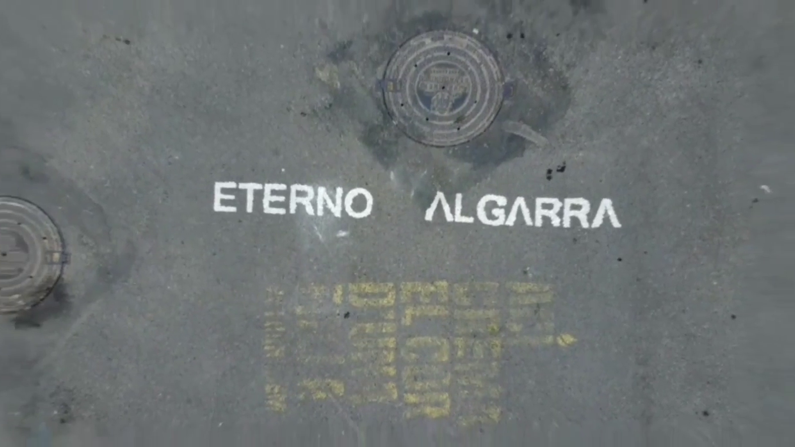 La falla Mestre Gozalbo recorda l’artista Manolo Algarra amb un 'Etern Algarra'