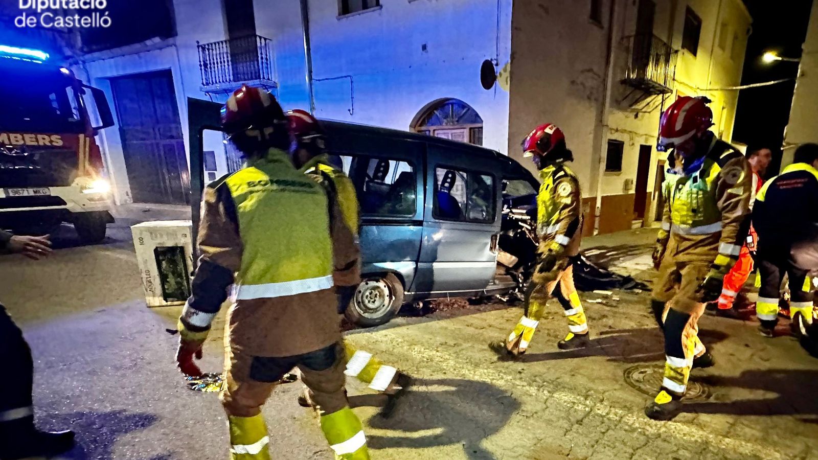 Un grup de bombers amb la furgoneta sinistrada a Xèrica