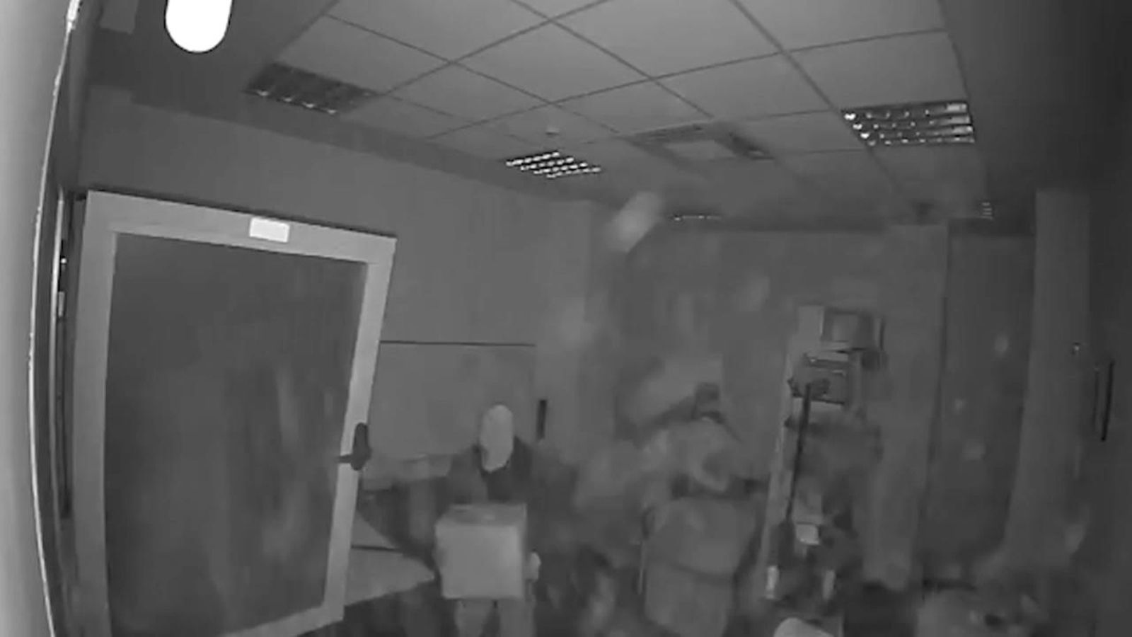 Imatges d'un dels robatoris perpetrats per la banda criminal