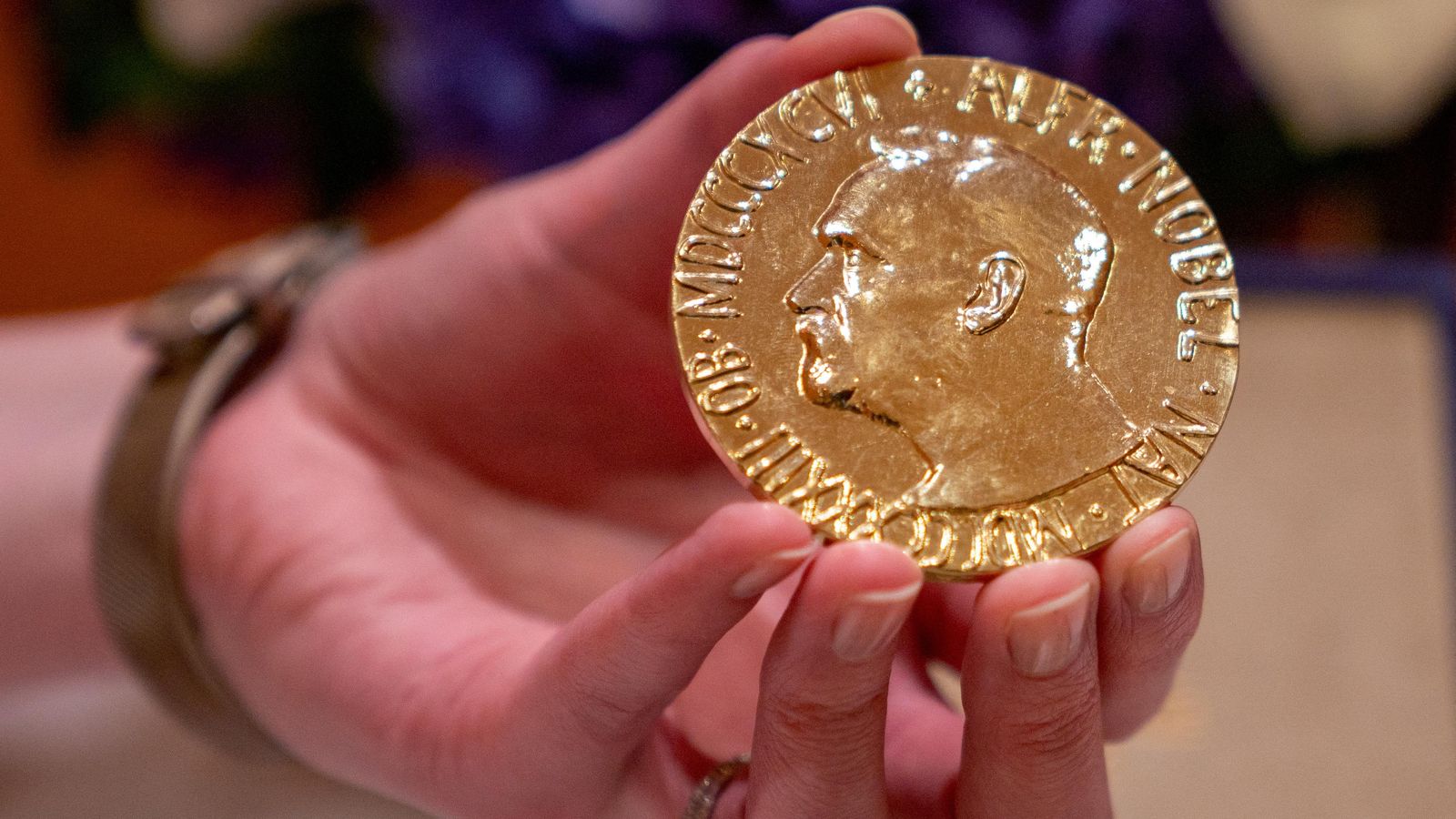 Medalla d'or que va subhastar el premi Nobel de la Pau Dmitri Muràtov per a recaptar fons per als xiquets ucraïnesos Detall de la medalla d'or que ha subhastat el premi Nobel de la Pau