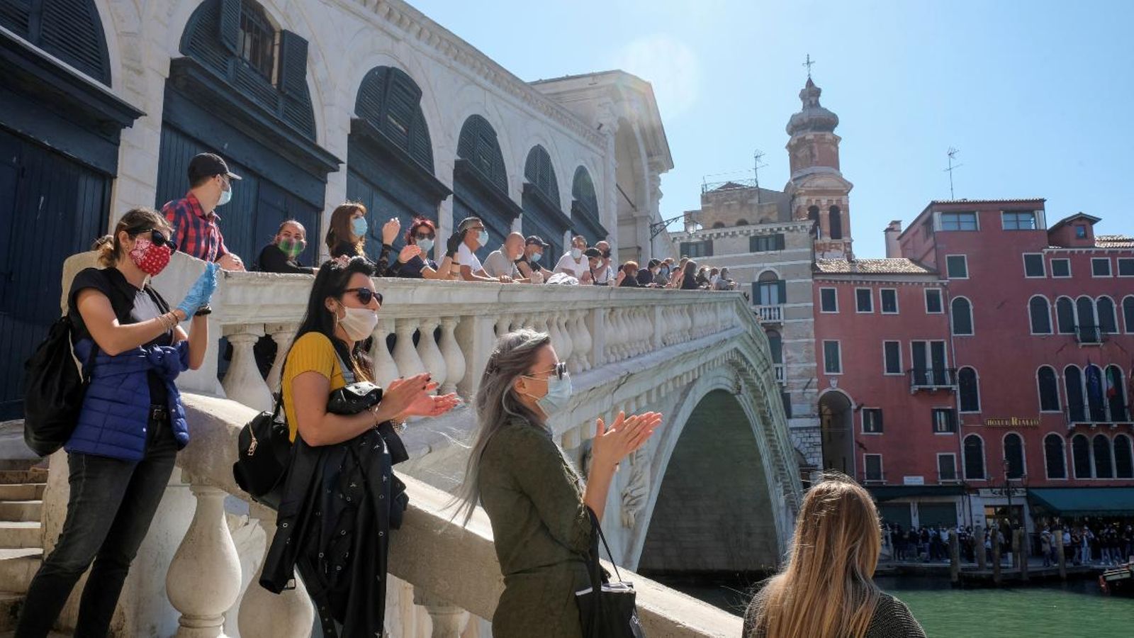 Una manifestació organitzada per propietaris de pimes per a comemorar als treballadors sanitaris a Venècia