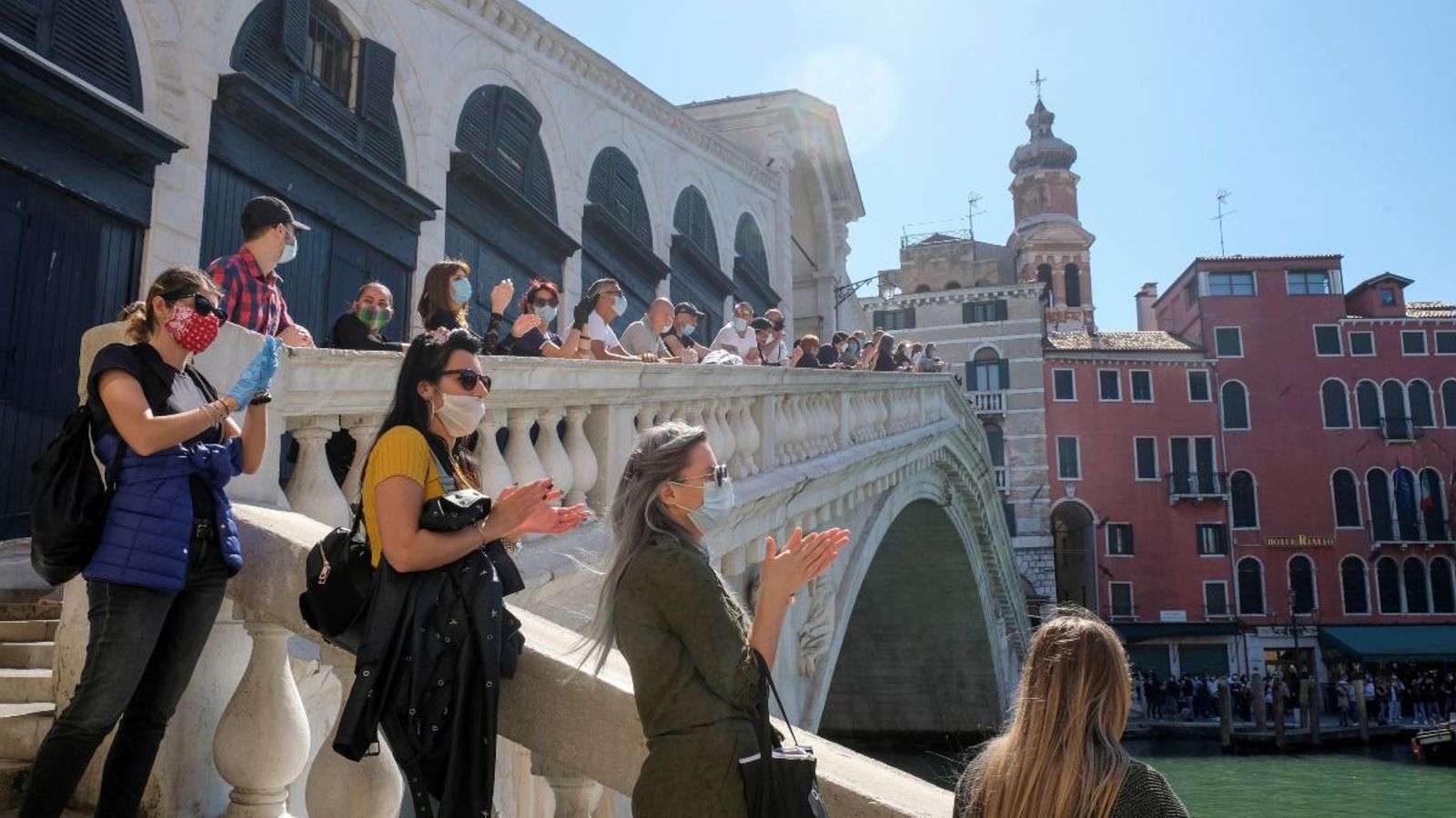 Una manifestació organitzada per propietaris de pimes per a comemorar als treballadors sanitaris a Venècia Una manifestació organitzada per propietaris de pimes per a comemorar als treballadors sanitaris a Venècia