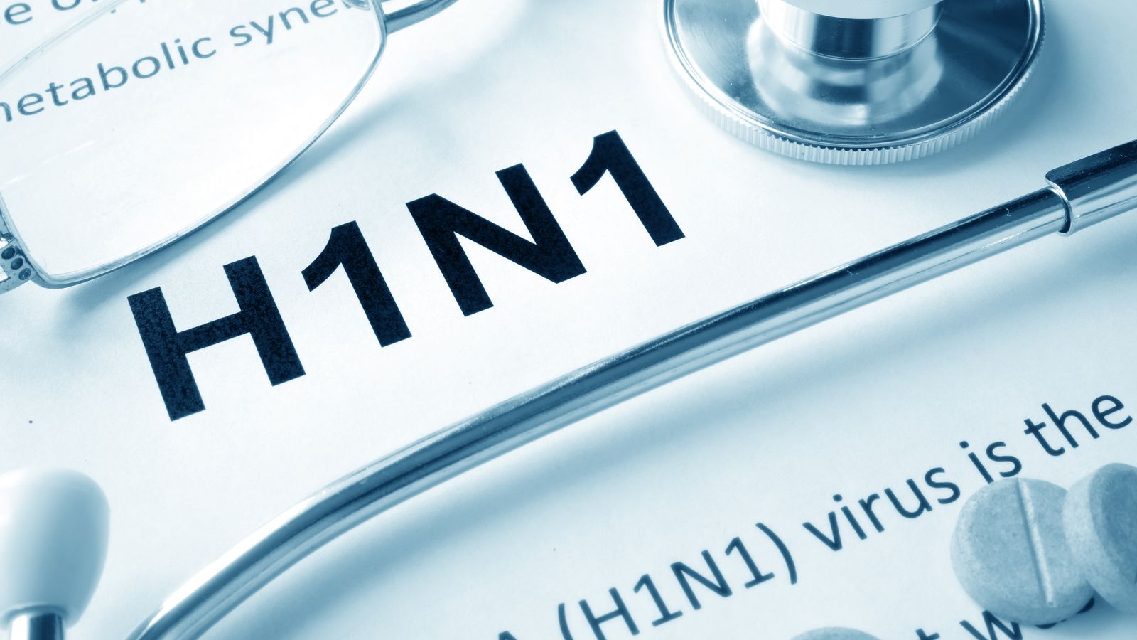 Un paper amb la paraula H1N1 escrita, el virus causant de la grip porcina A