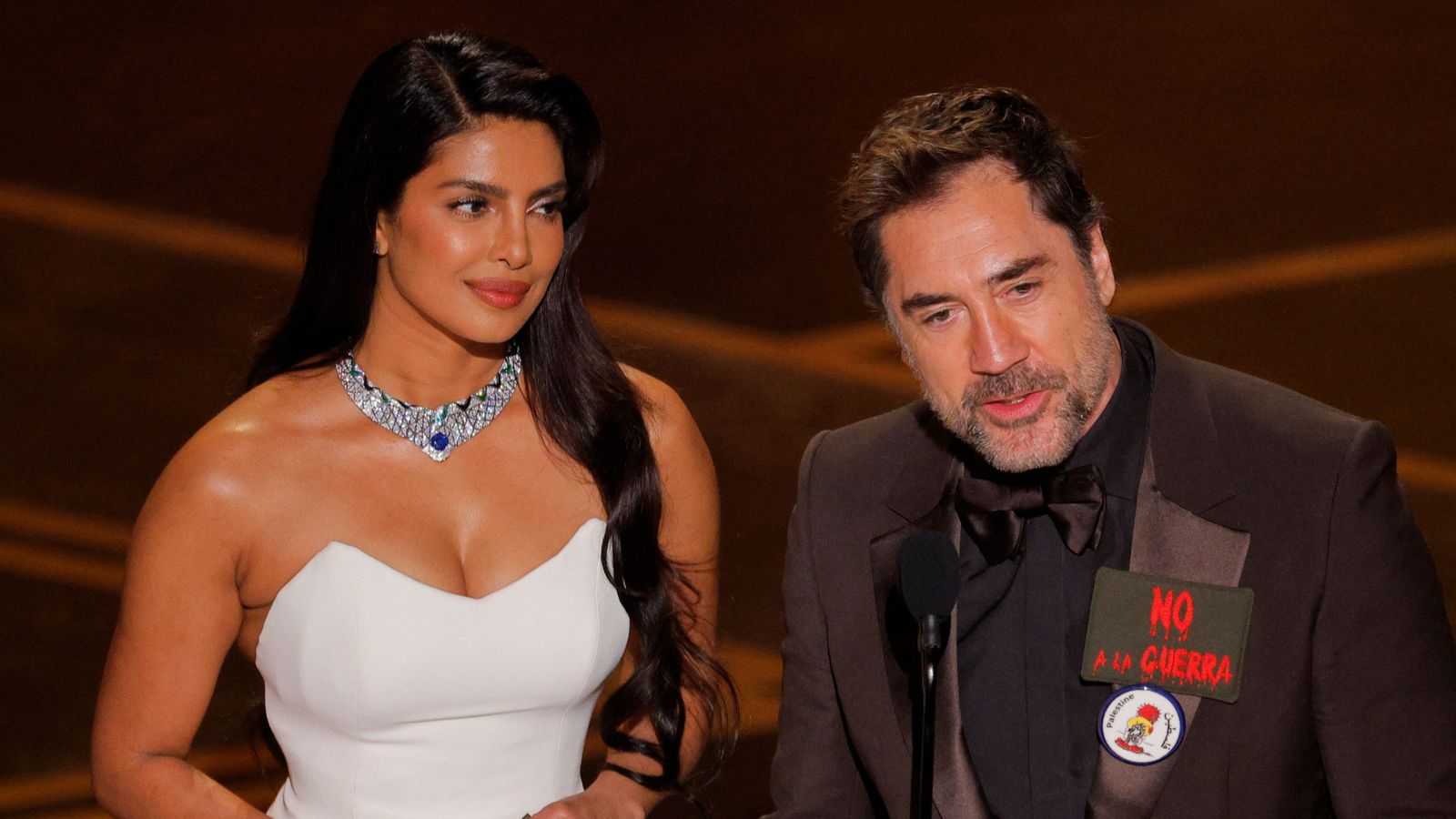 Javier Bardem i Priyanka Chopra durant la cerimònia