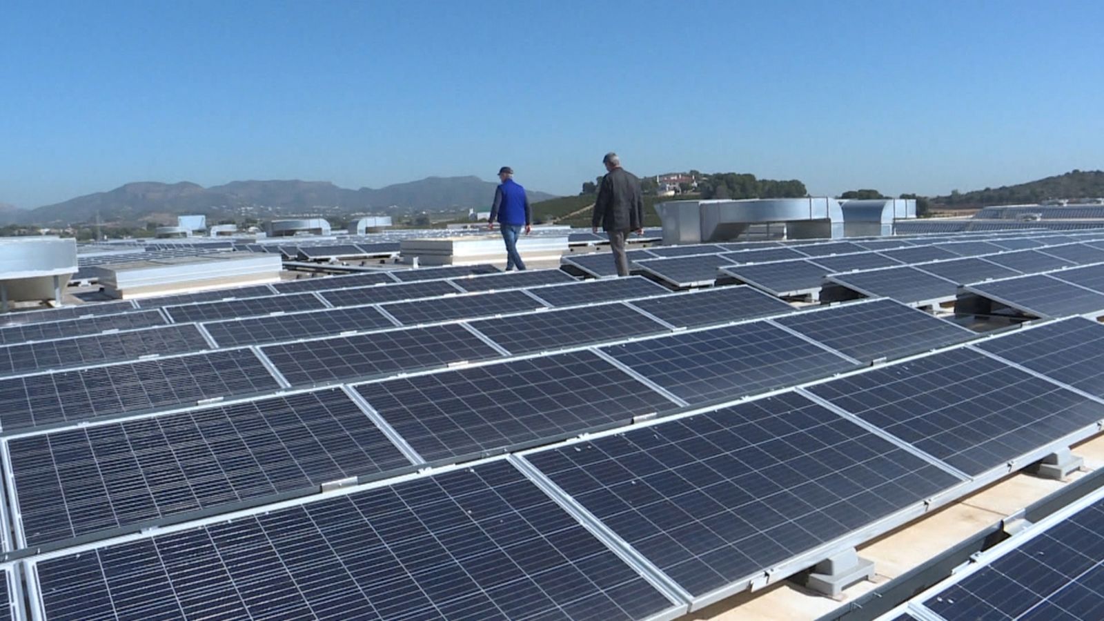 Instal·lació de plaques solars als afores de Paterna