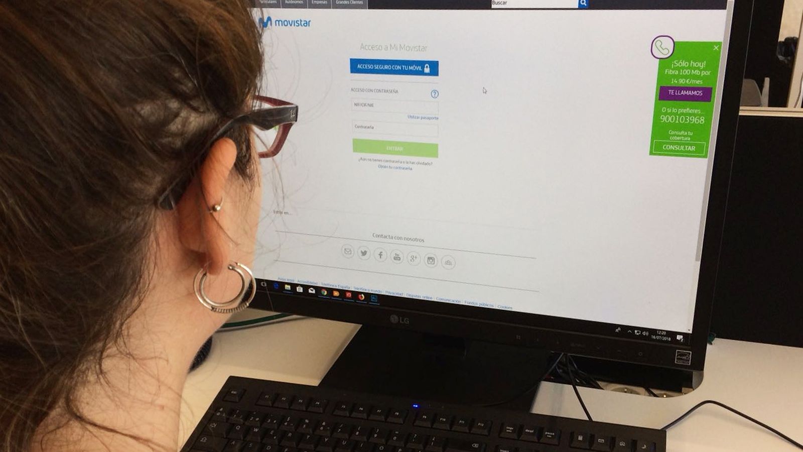 Una usuària consulta les seues dades personals en el web de Movistar