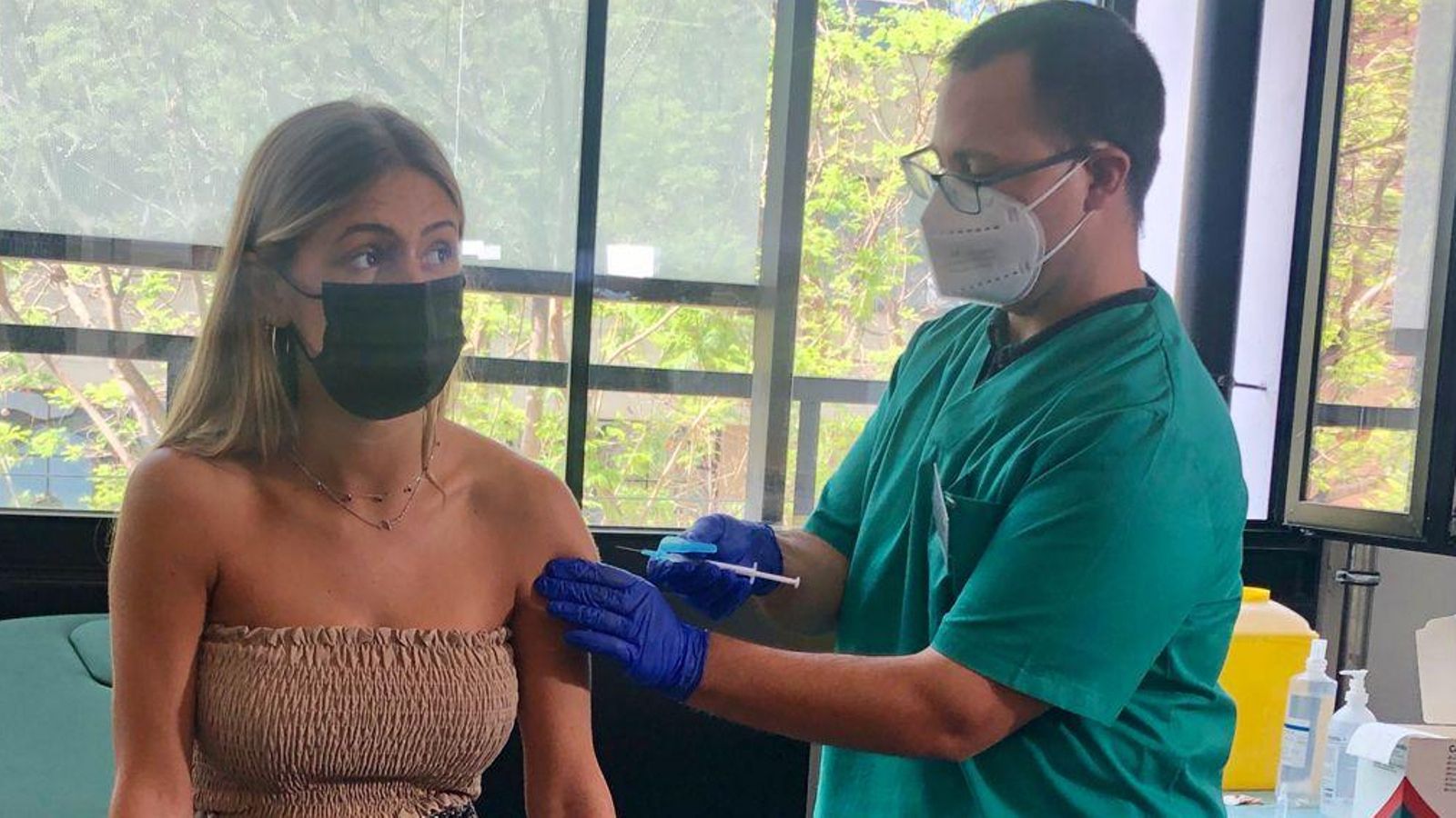 Una alumna Erasmus es vacuna contra el coronavirus a València