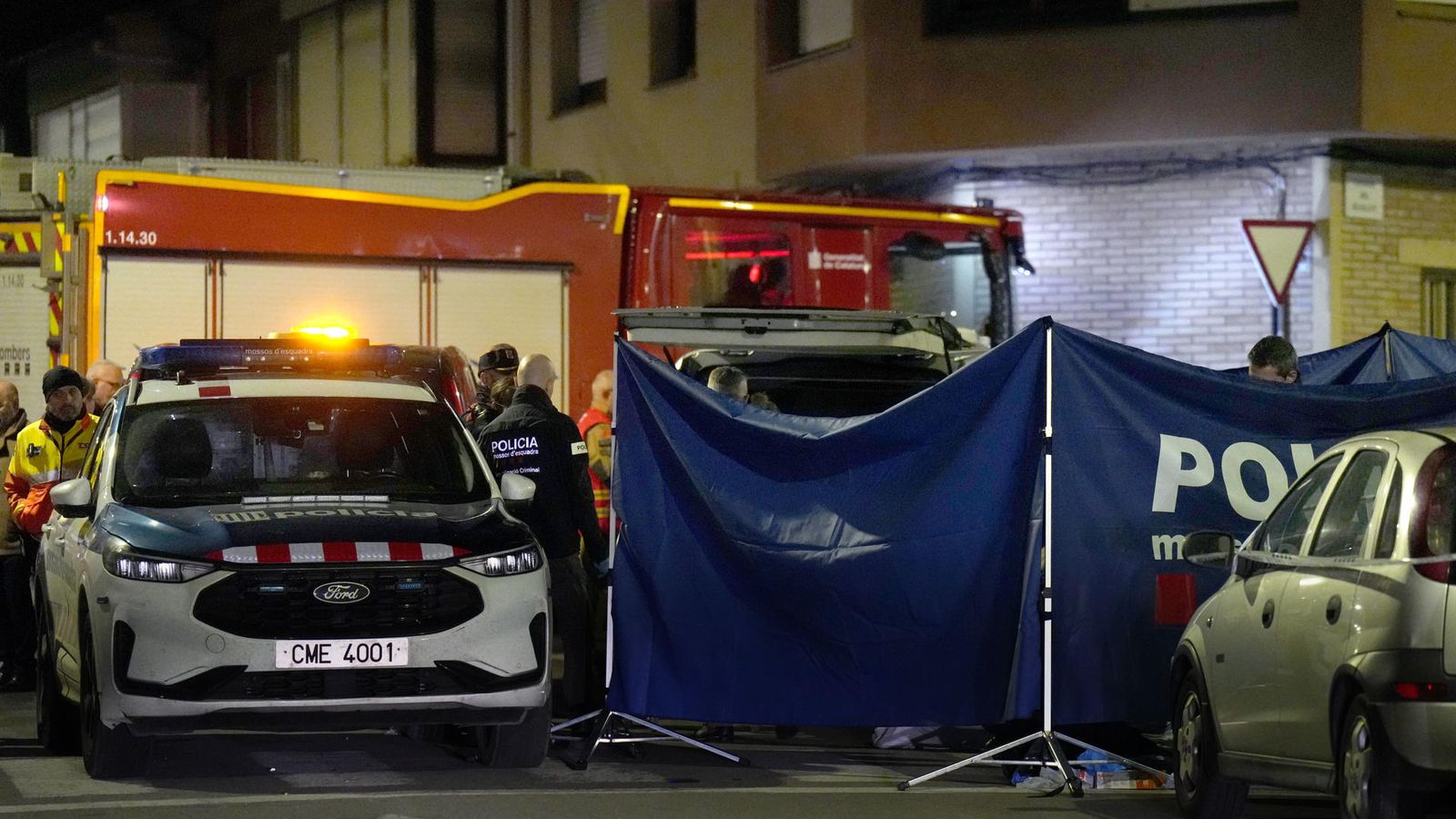 Operatiu policial i d'emergències desplegat al voltant de l'edifici on es va declarar l'incendi a Manlleu, este dilluns