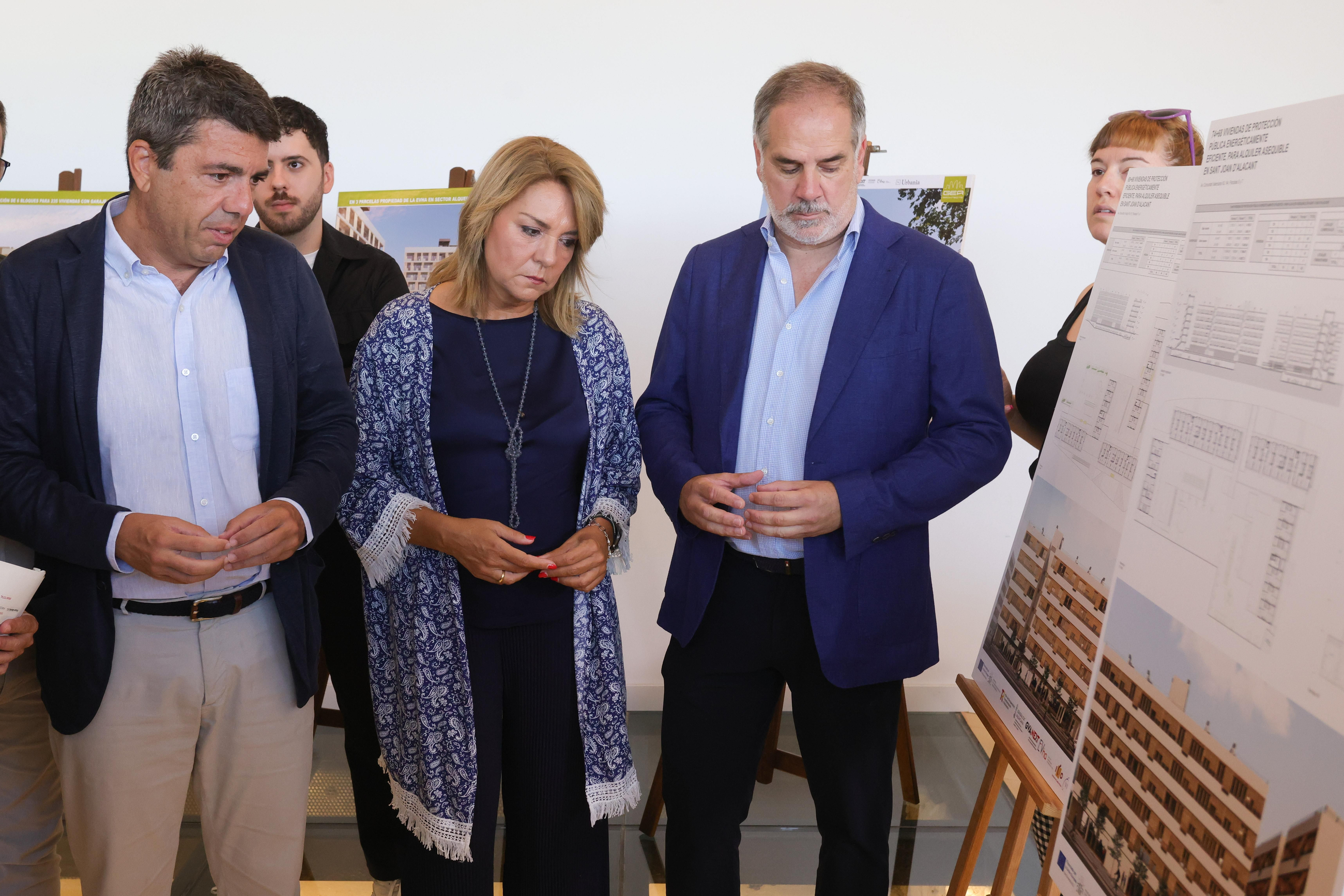 El president del Consell, Carlos Mazón, i la vicepresidenta, Susana Camarero durant la visita a les obres de construcció de 611 vivendes del Pla VIU al municipi Mazón Plan VIU