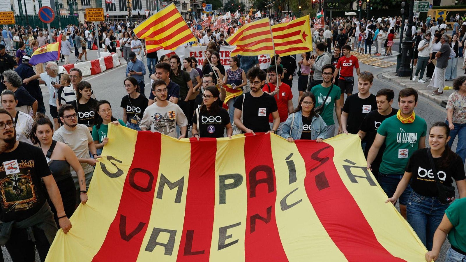 La manifestació d'este 9 d'octubre, al seu pas pel carrer Xàtiva, per davant de l'Estació del Nord
