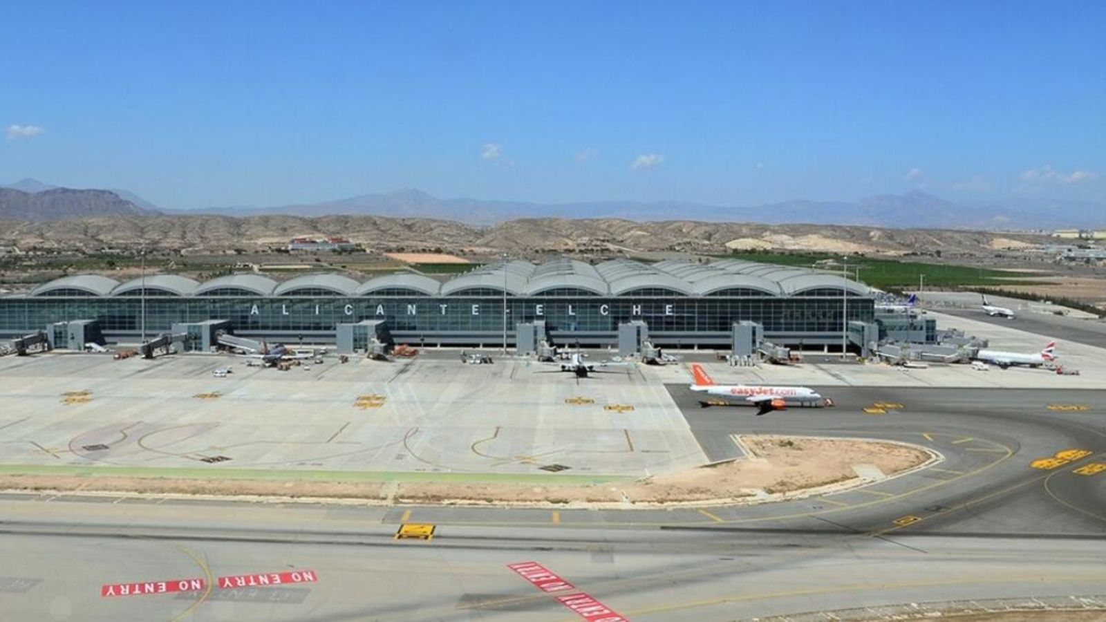 L\'Aeroport Alacant-Elx tanca al trànsit aeri a causa del temporal