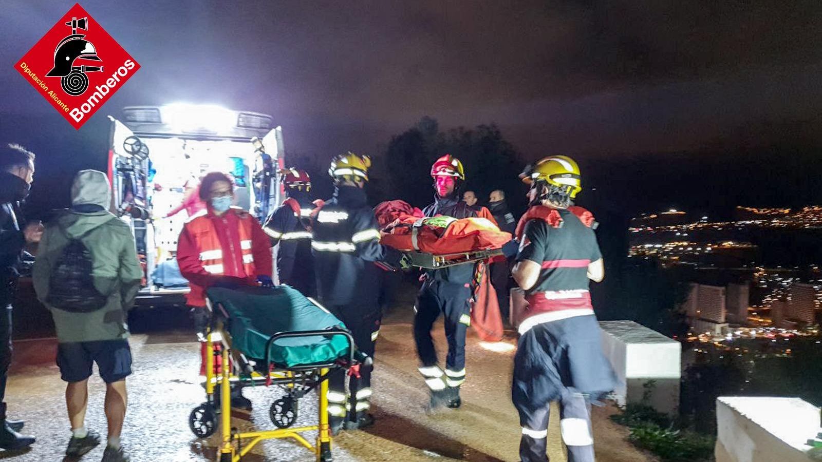 Moment en què els bombers rescaten la parella perduda