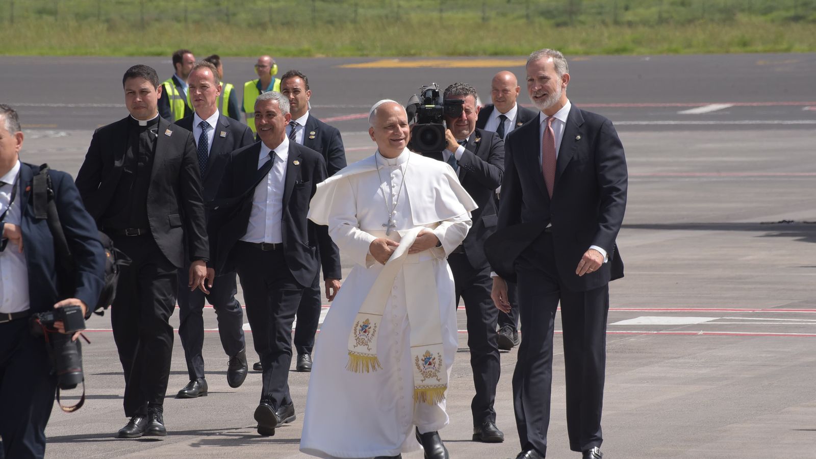 El rei Felip VI acomiada el papa Lleó XIV, el 12 de juny de 2026, a San Cristóbal de La Laguna, a Santa Cruz de Tenerife