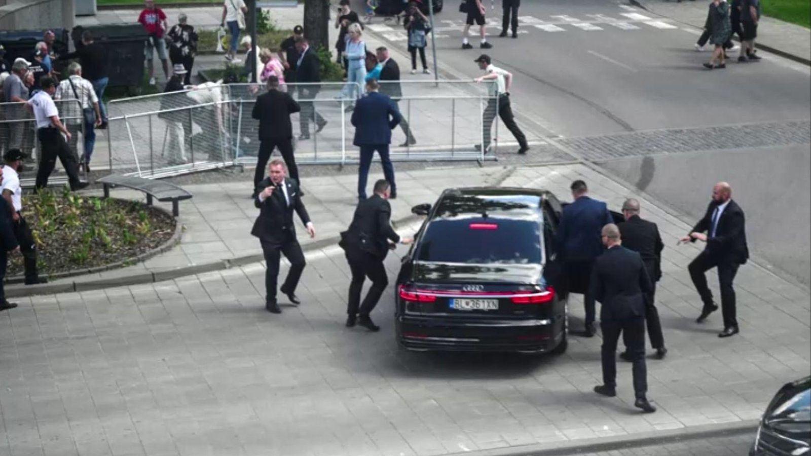 Els guardaespatles de Fico, en el moment de l'atac