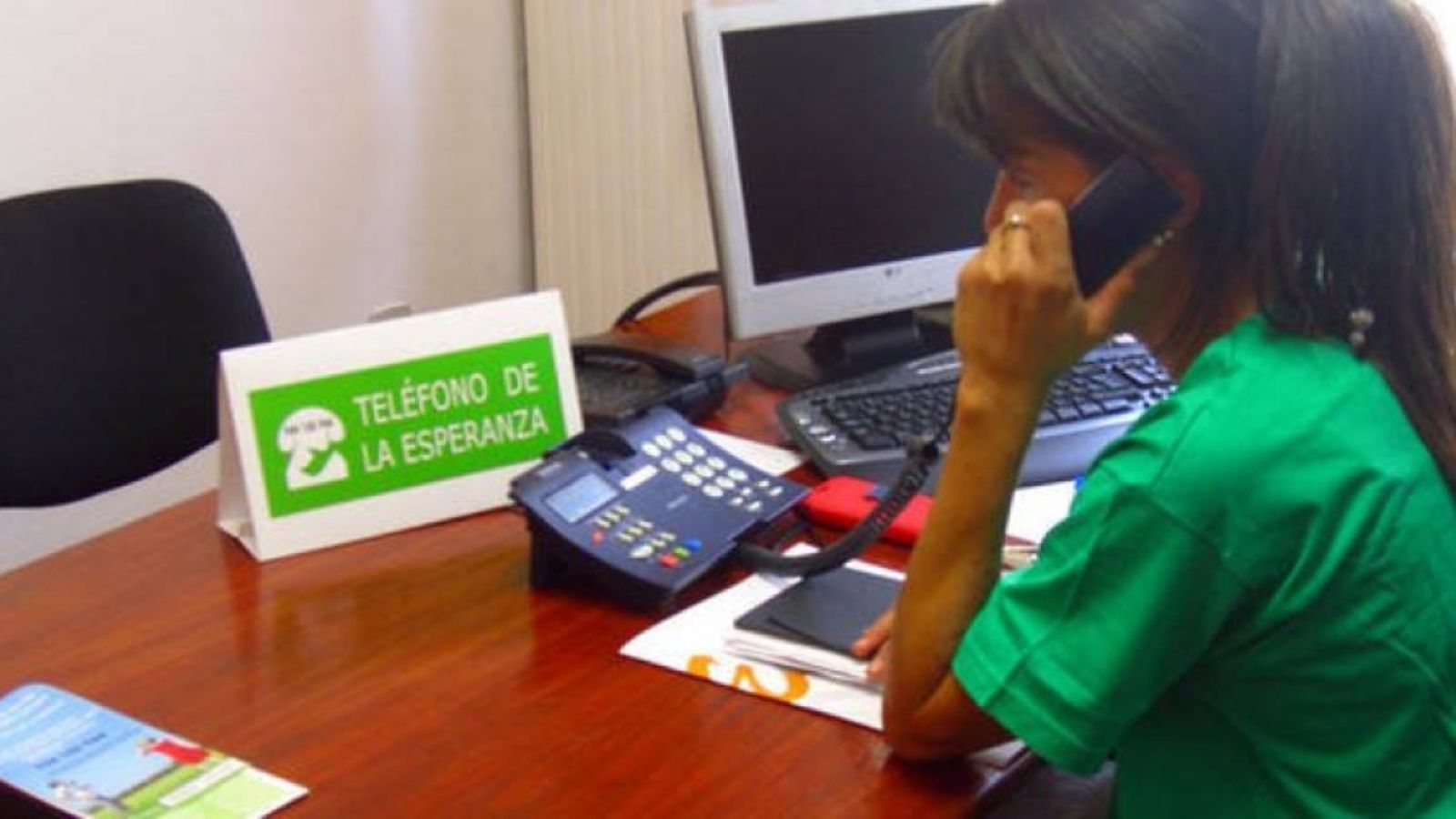 Imatge d'arxiu d'una voluntària del Telèfon de l'Esperança