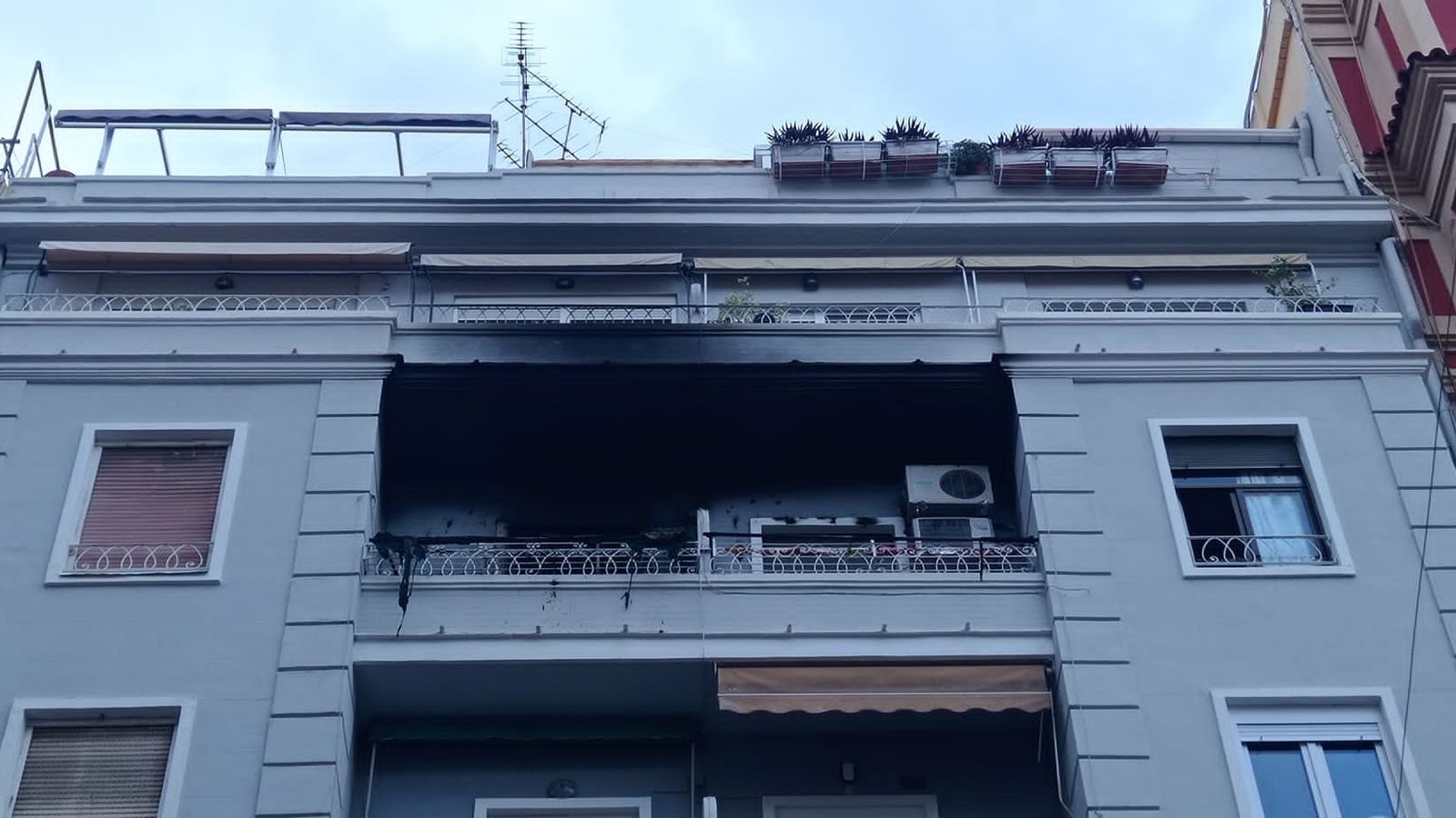Balconada del pis cremat aquest divendres a València