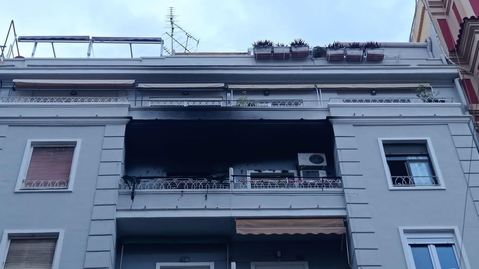 Balconada del pis cremat aquest divendres a València Balconada del pis cremat aquest divendres a València